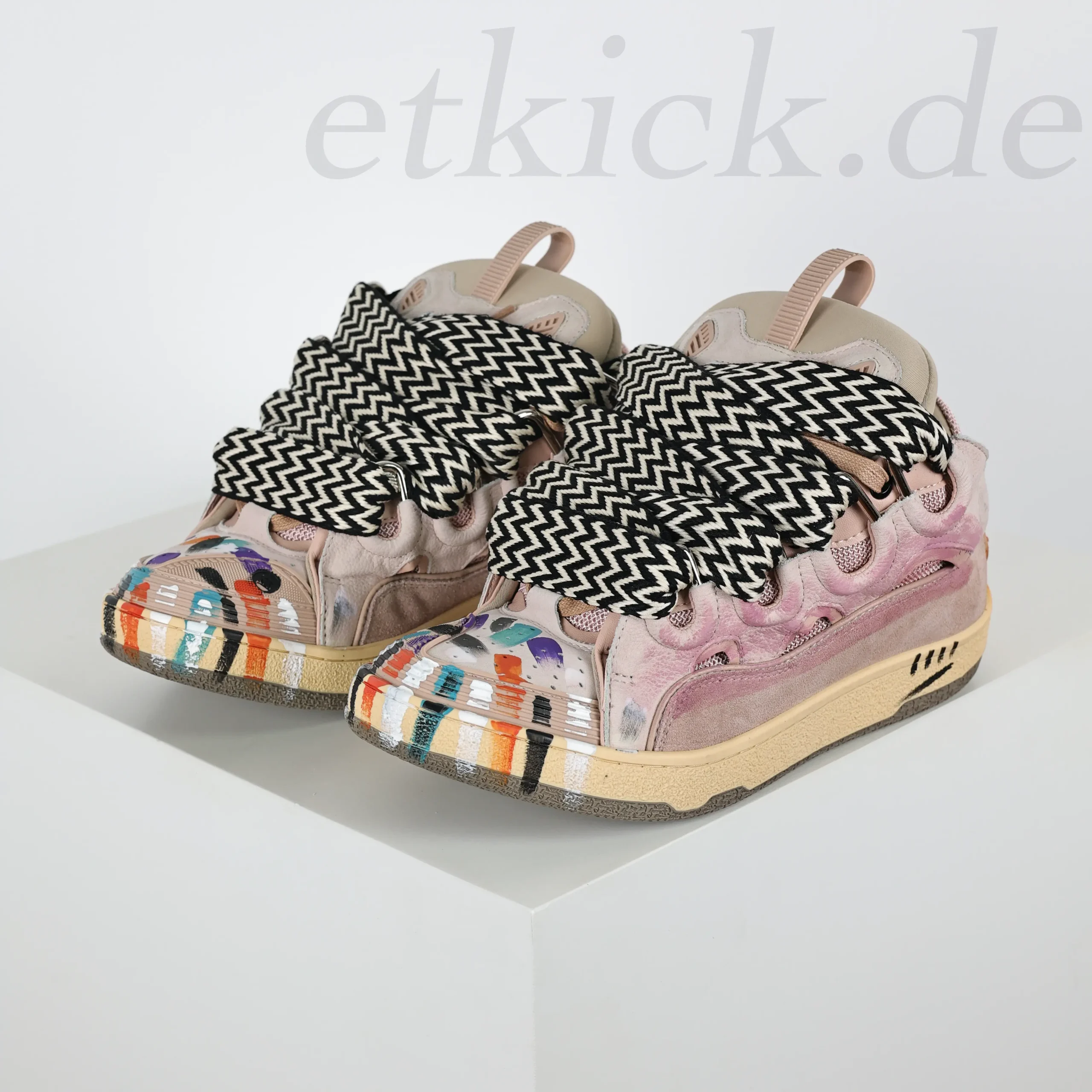 Curb Sneaker Rosa mit handbemalter Farbverzierung und schwarz-weißem Zickzack-Webband