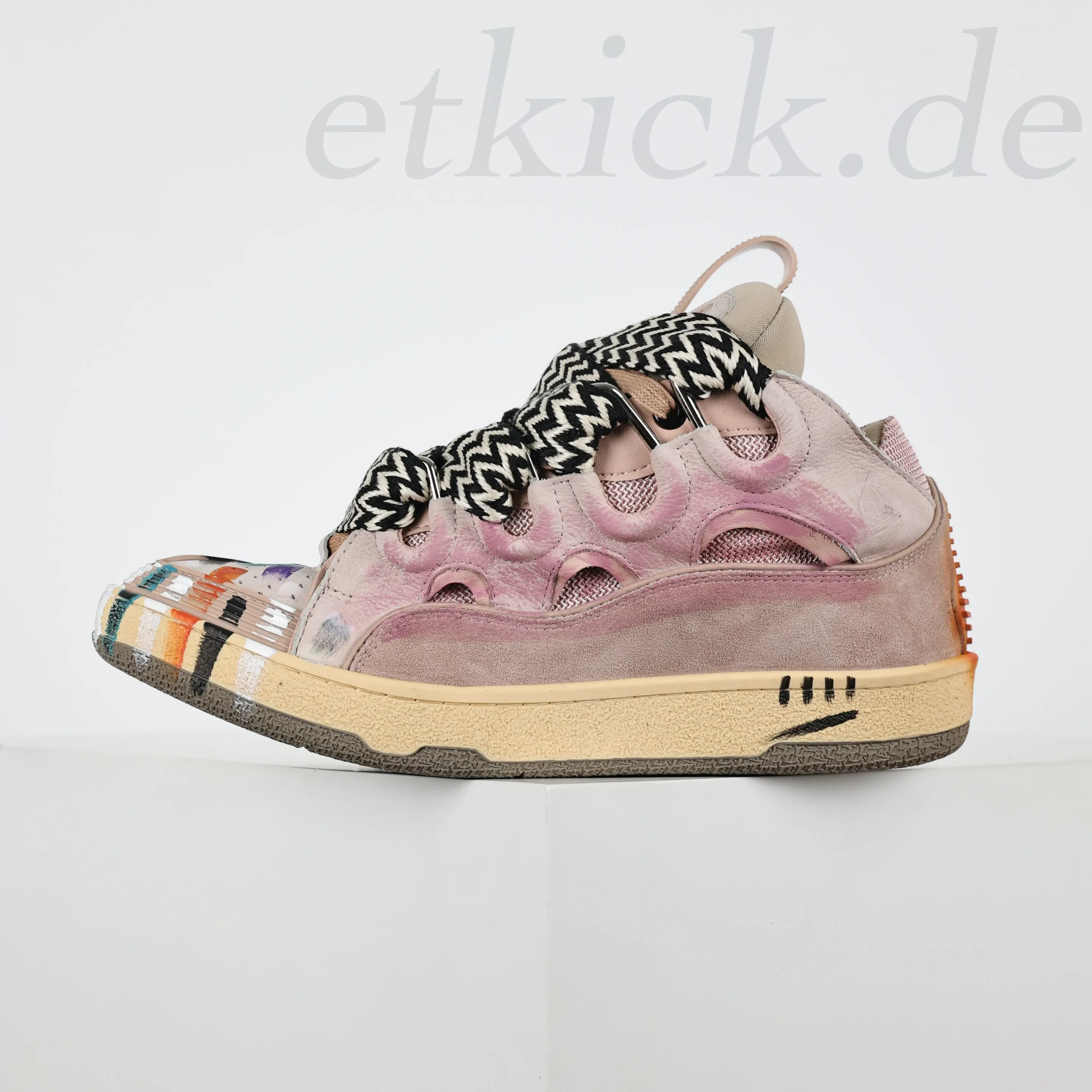 Curb Sneaker Rosa mit handbemalter Farbverzierung und schwarz-weißem Zickzack-Webband – Bild 4