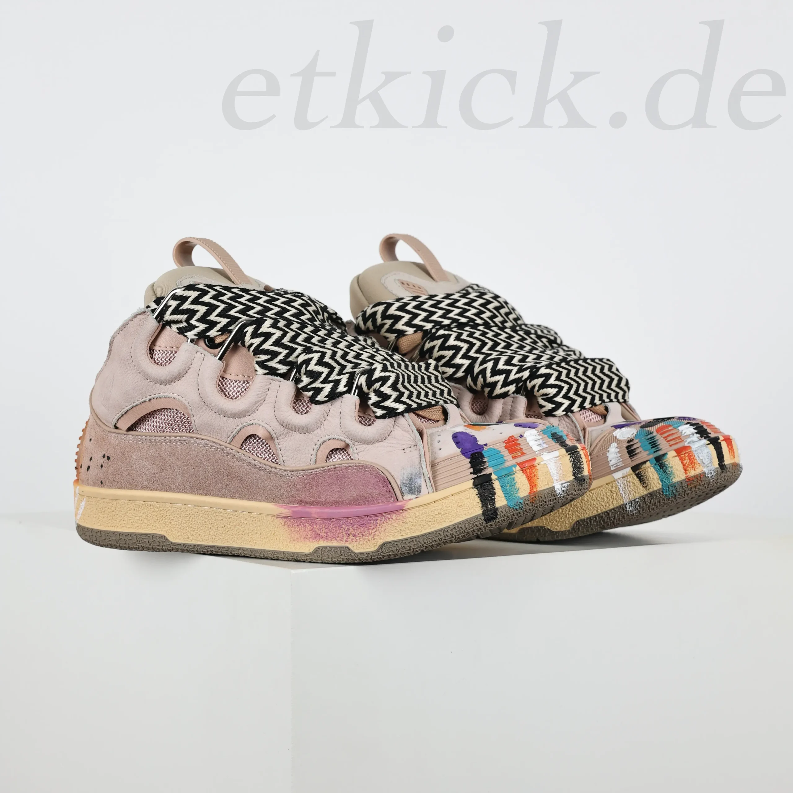 Curb Sneaker Rosa mit handbemalter Farbverzierung und schwarz-weißem Zickzack-Webband – Bild 2