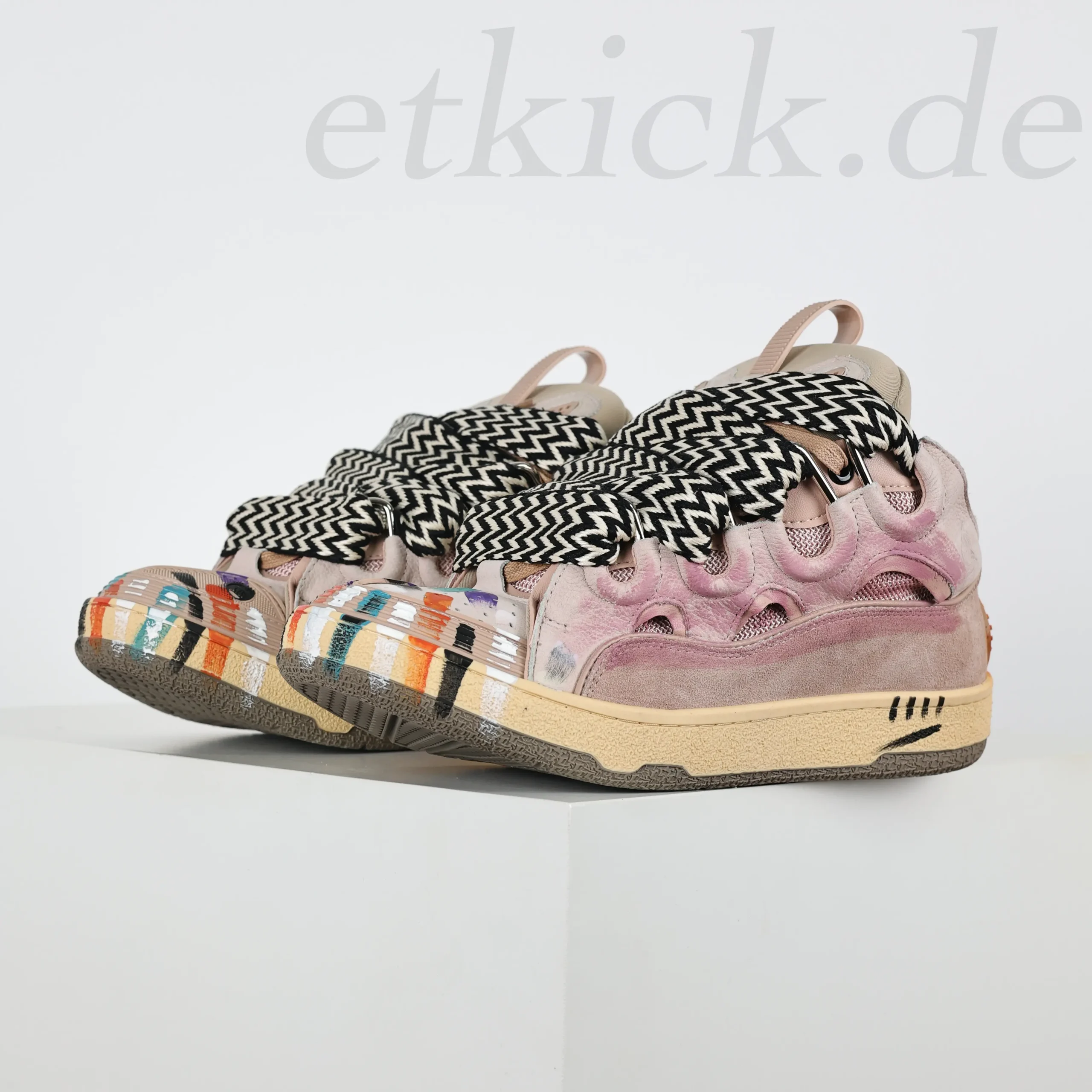 Curb Sneaker Rosa mit handbemalter Farbverzierung und schwarz-weißem Zickzack-Webband – Bild 3