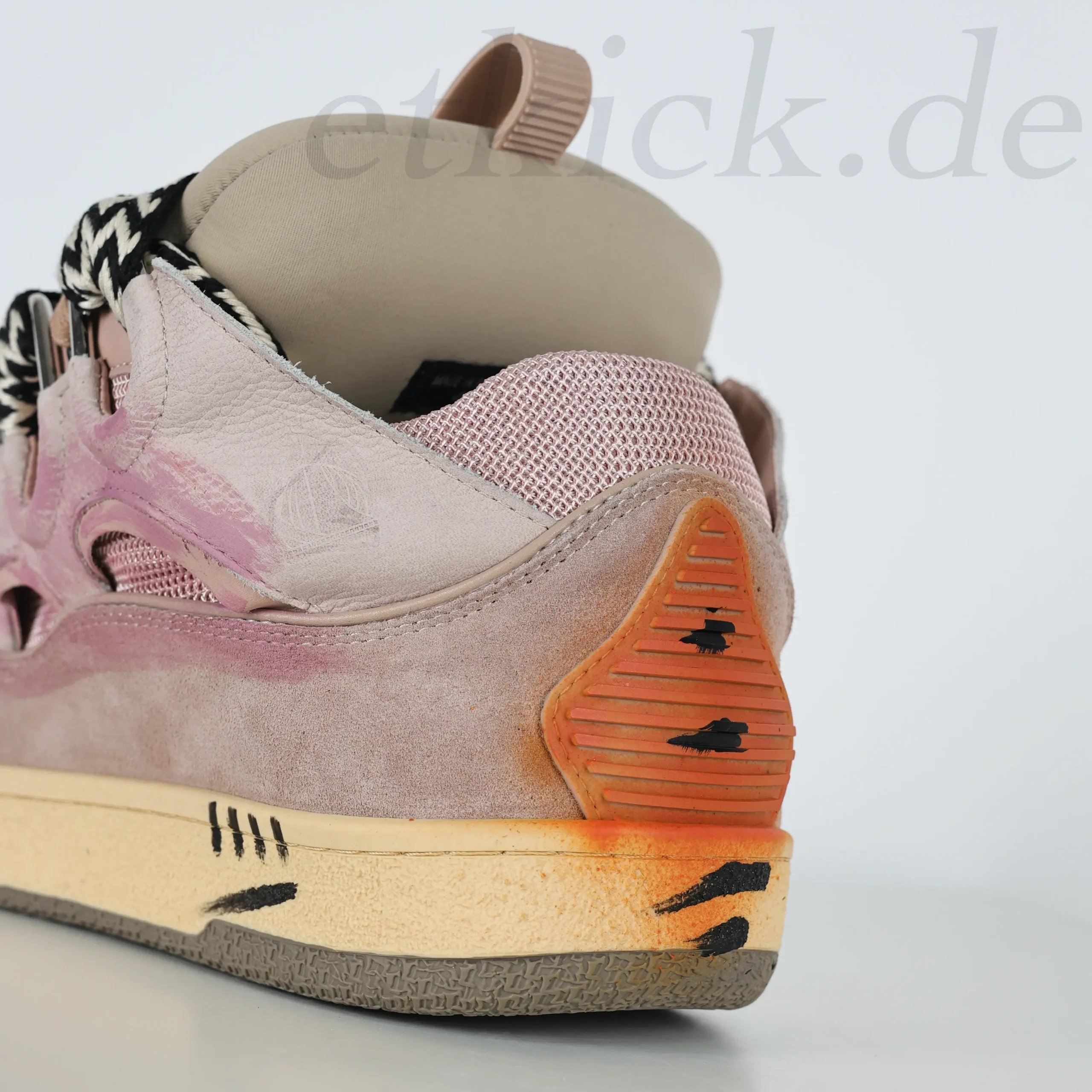 Curb Sneaker Rosa mit handbemalter Farbverzierung und schwarz-weißem Zickzack-Webband – Bild 11