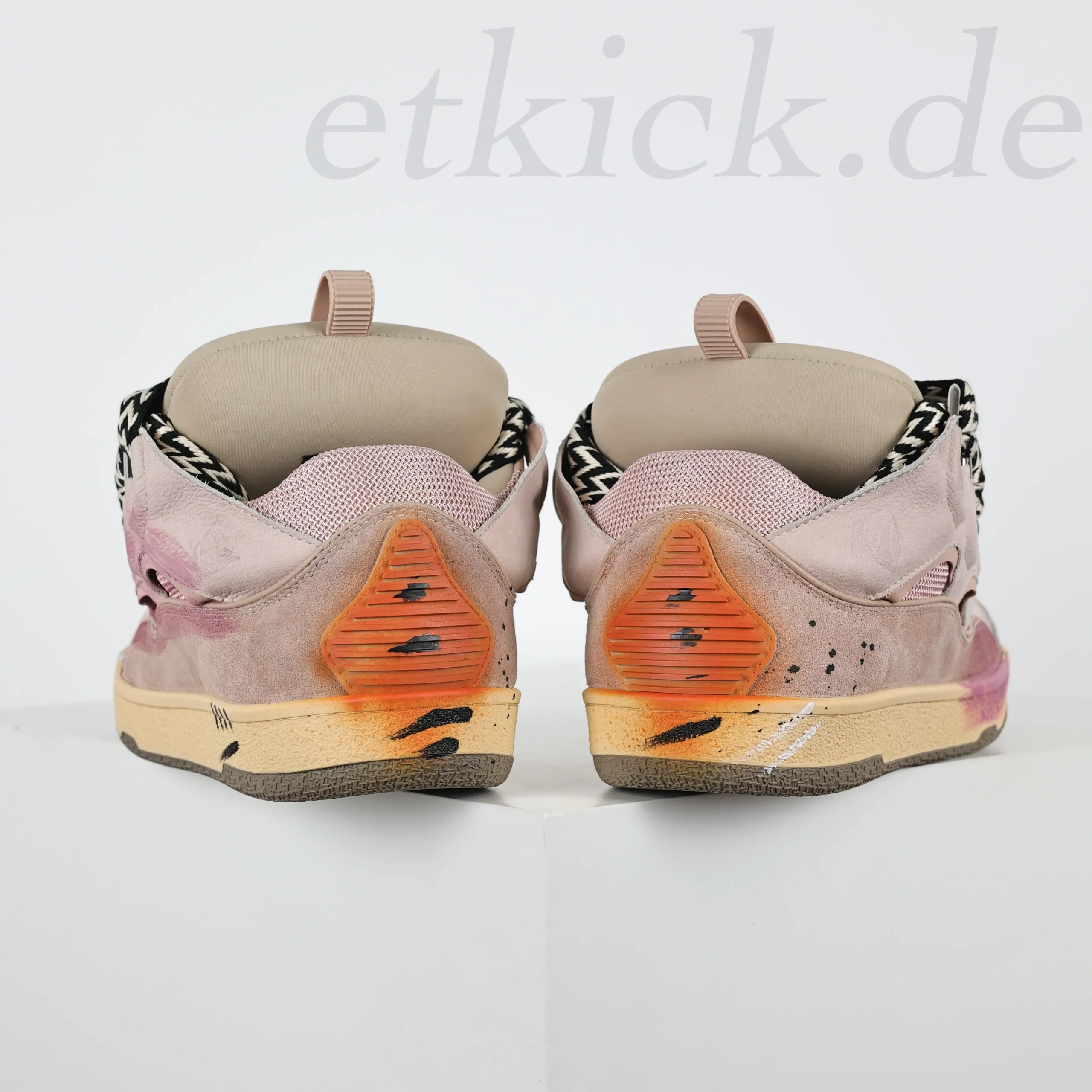 Curb Sneaker Rosa mit handbemalter Farbverzierung und schwarz-weißem Zickzack-Webband – Bild 8