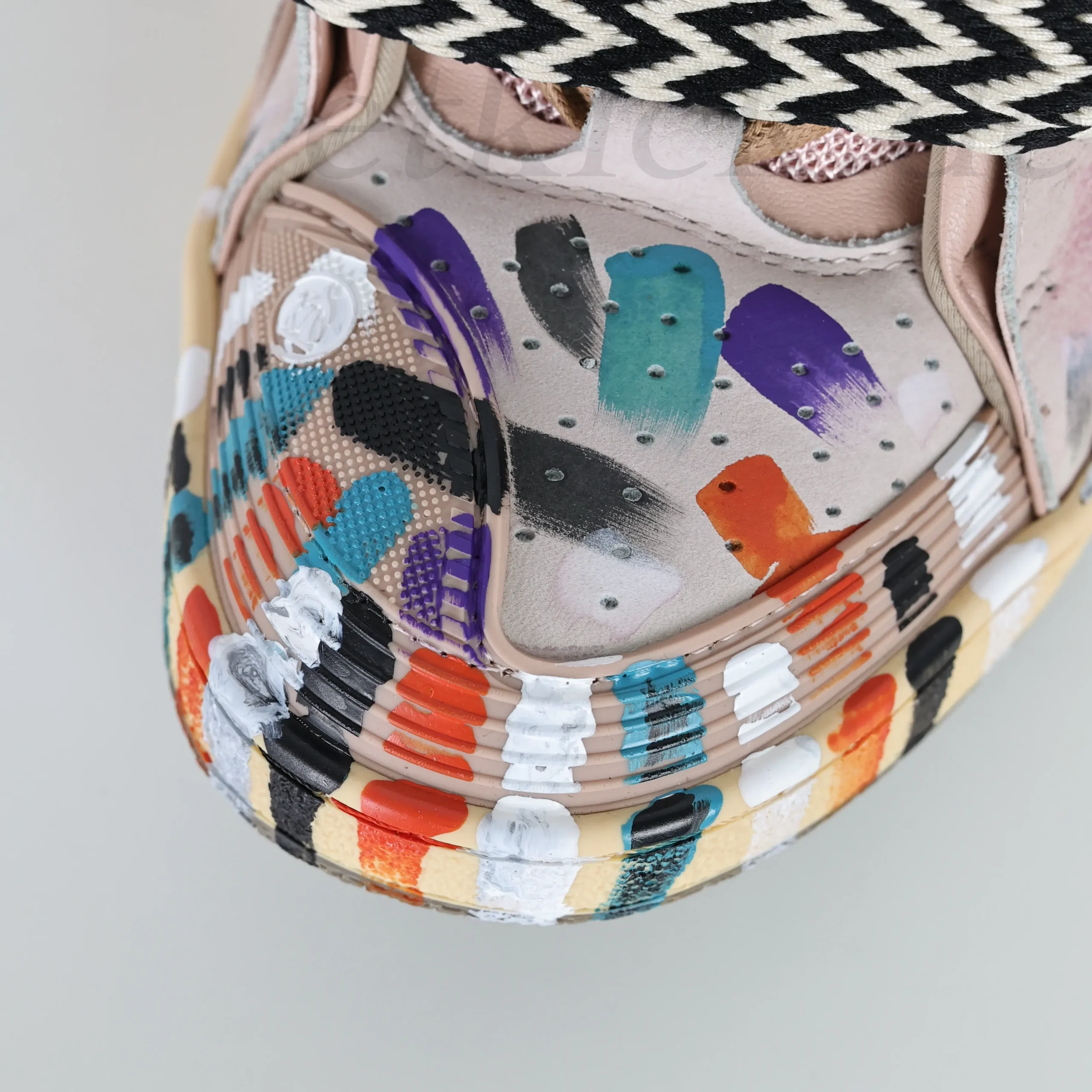 Curb Sneaker Rosa mit handbemalter Farbverzierung und schwarz-weißem Zickzack-Webband – Bild 9