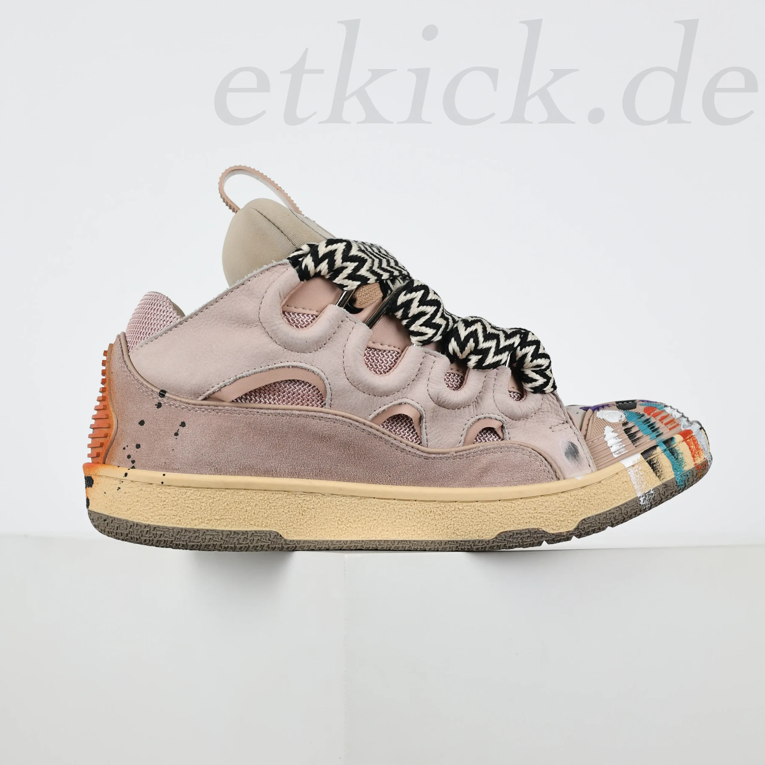 Curb Sneaker Rosa mit handbemalter Farbverzierung und schwarz-weißem Zickzack-Webband – Bild 5