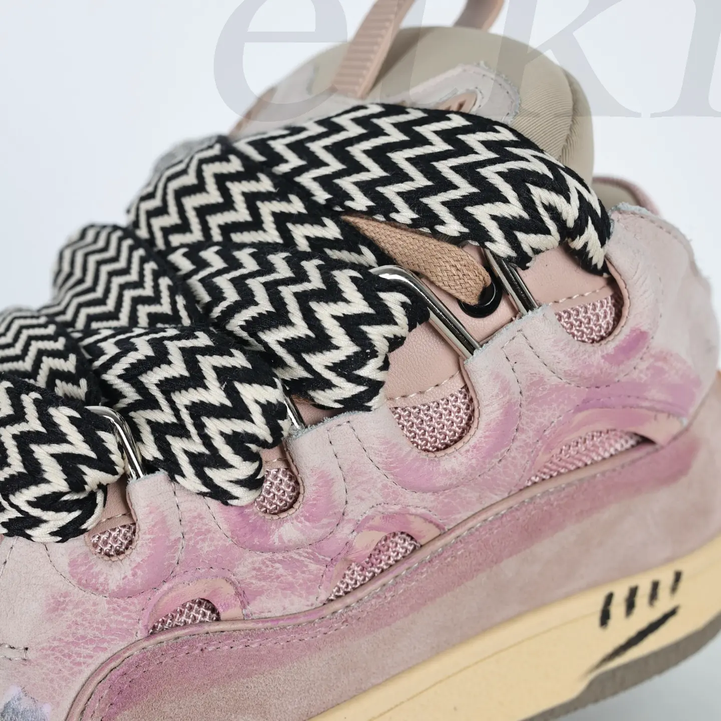 Curb Sneaker Rosa mit handbemalter Farbverzierung und schwarz-weißem Zickzack-Webband – Bild 10