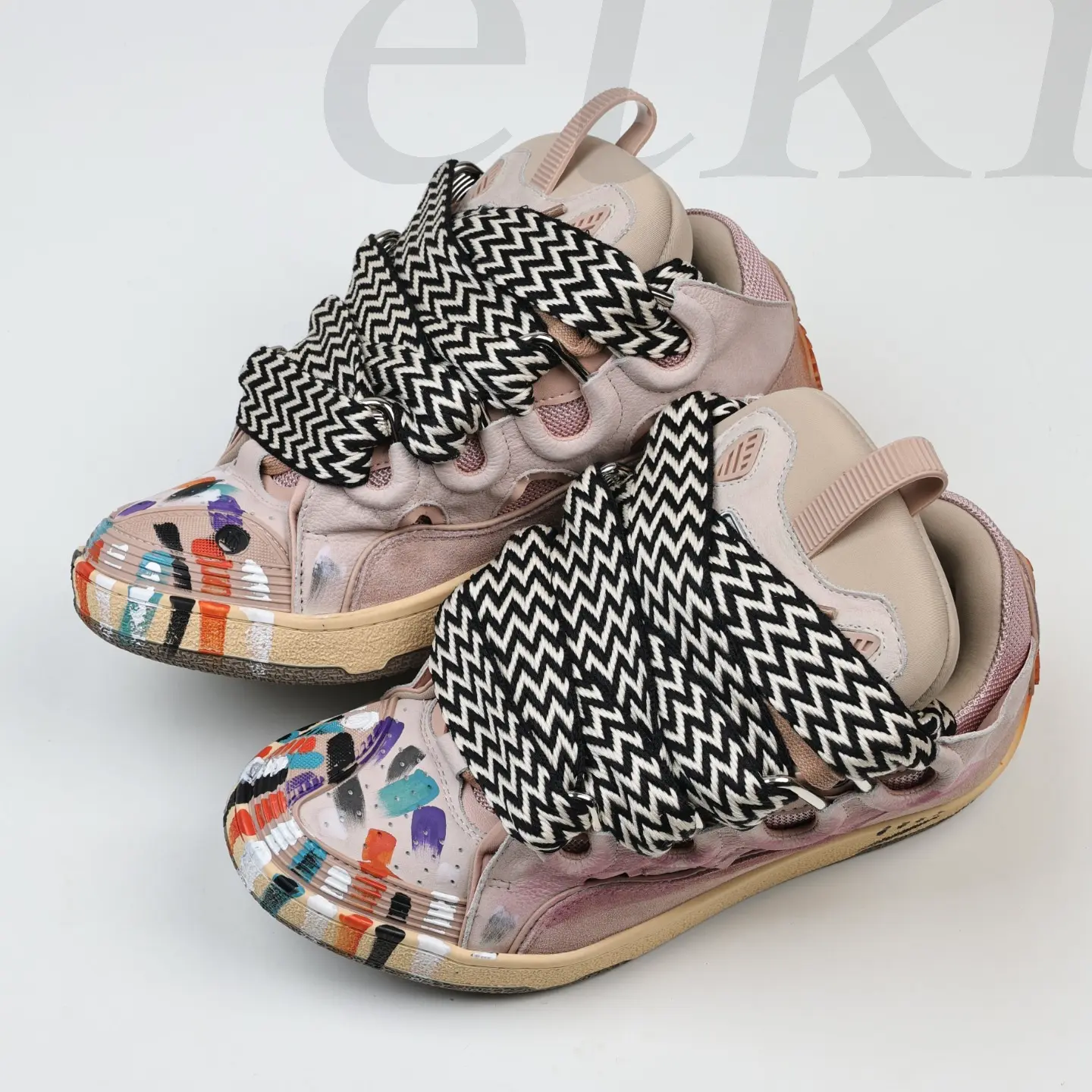 Curb Sneaker Rosa mit handbemalter Farbverzierung und schwarz-weißem Zickzack-Webband – Bild 6