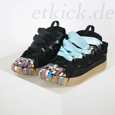 Curb Sneaker Schwarz mit handbemalter bunter Zehenkappe und Satin-Schnürbändern in Schwarz und Hellblau