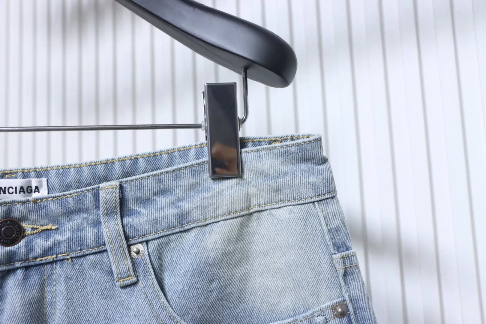 Balenciaga-Taille mit schräger Taille