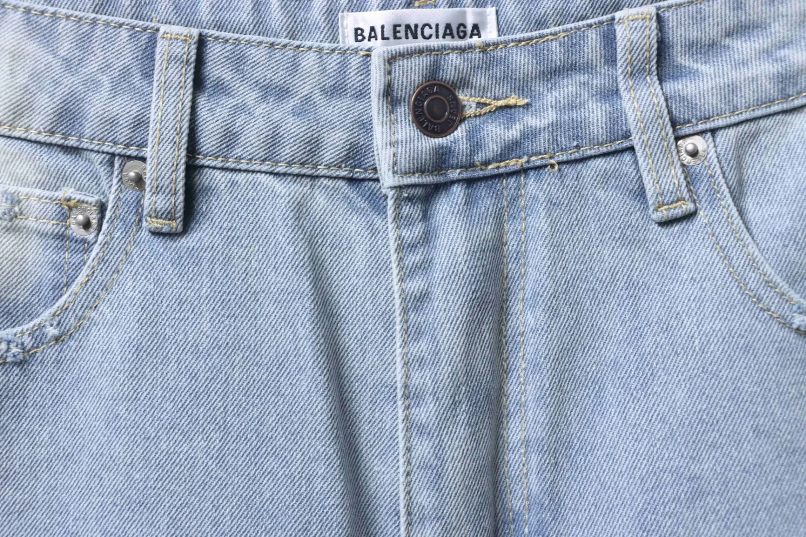 Balenciaga-Knopf