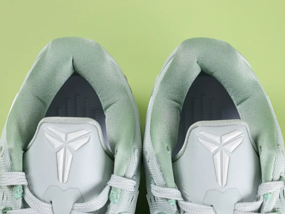 Kobe 9 EM Protro Low „Light Silver Steam“ Basketballschuhe – Bild 11