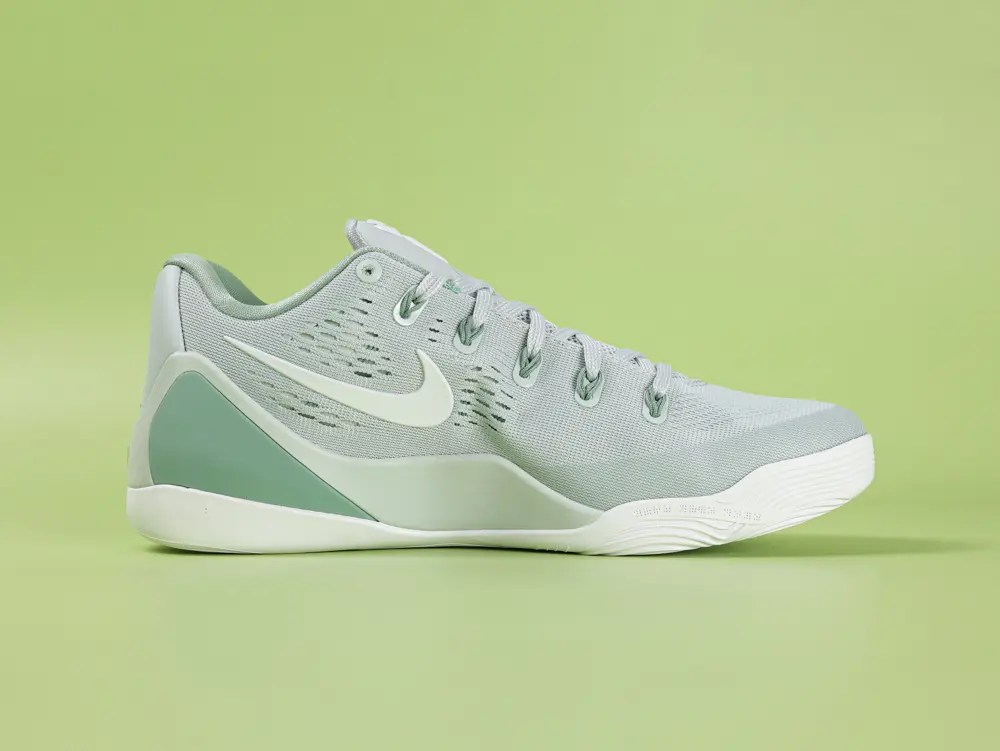 Kobe 9 EM Protro Low „Light Silver Steam“ Basketballschuhe – Bild 2