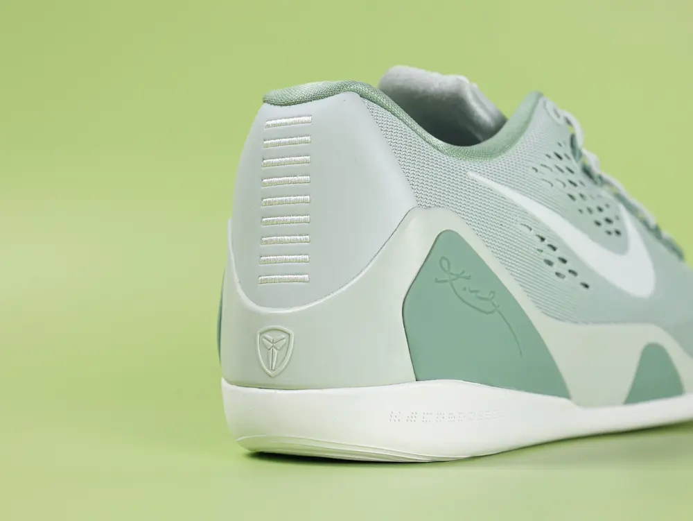 Kobe 9 EM Protro Low „Light Silver Steam“ Basketballschuhe – Bild 3