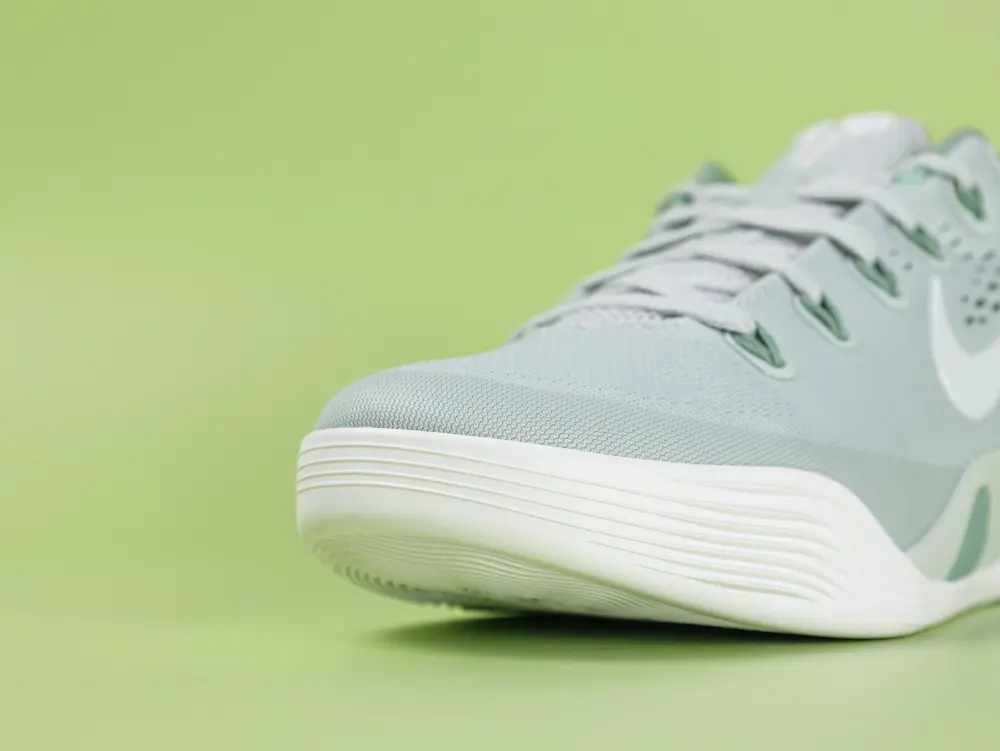Kobe 9 EM Protro Low „Light Silver Steam“ Basketballschuhe – Bild 4
