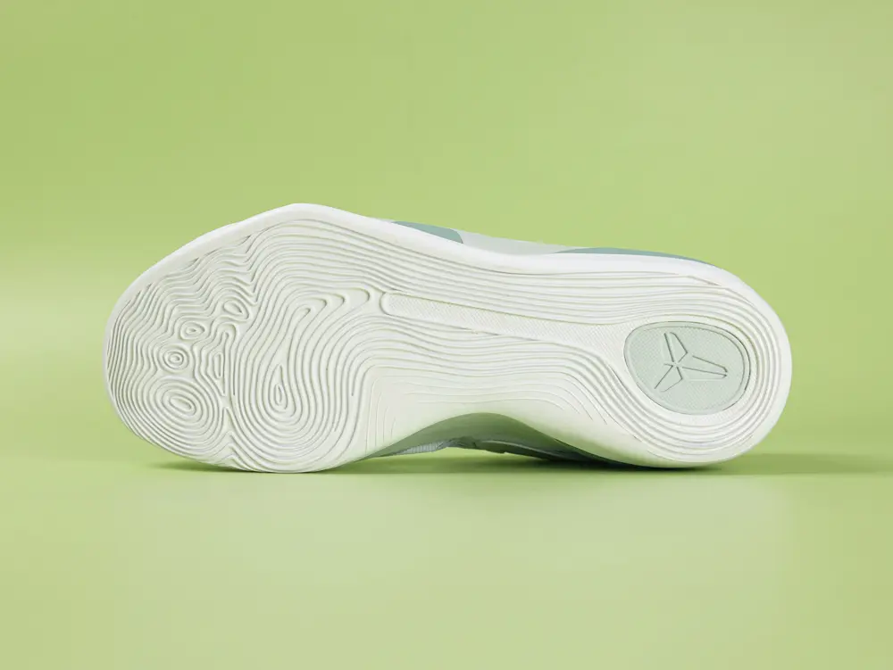 Kobe 9 EM Protro Low „Light Silver Steam“ Basketballschuhe – Bild 5