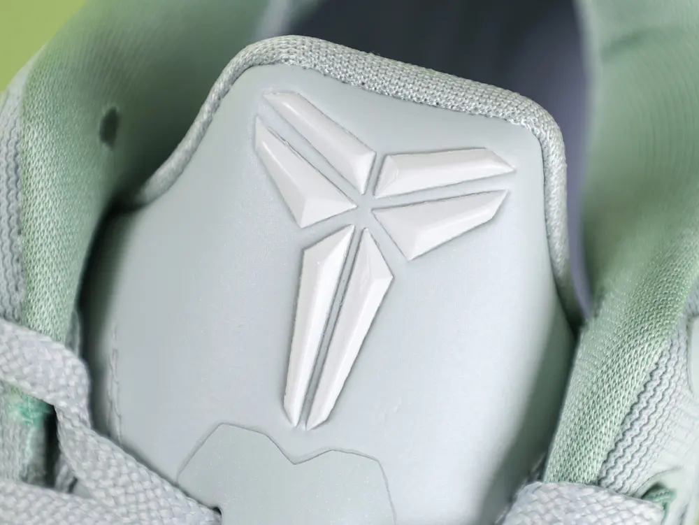 Kobe 9 EM Protro Low „Light Silver Steam“ Basketballschuhe – Bild 7
