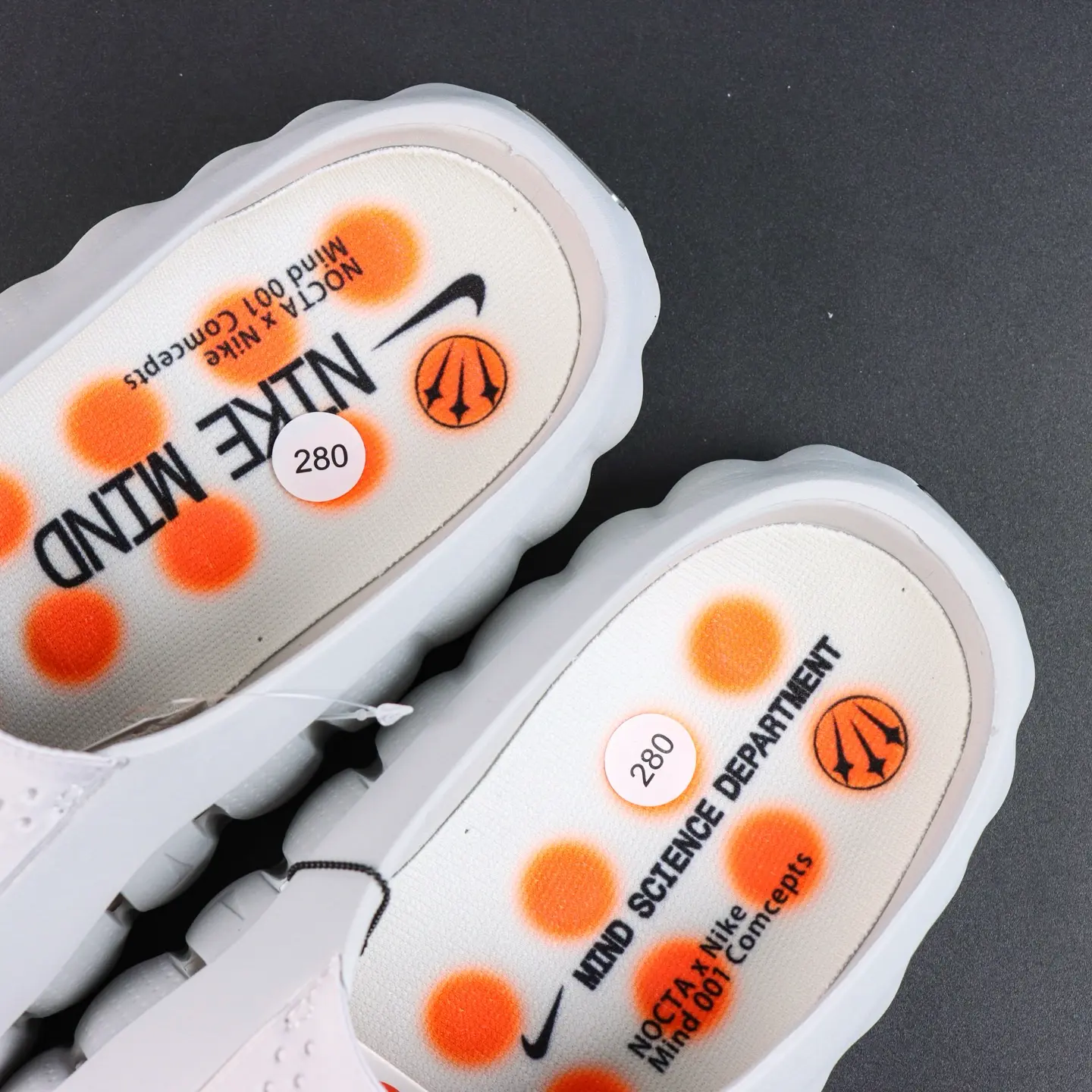 Mind 001 Neuroscience Fußmassage-Slipper, Chr0me H.earts Weiß & Grau – Bild 7