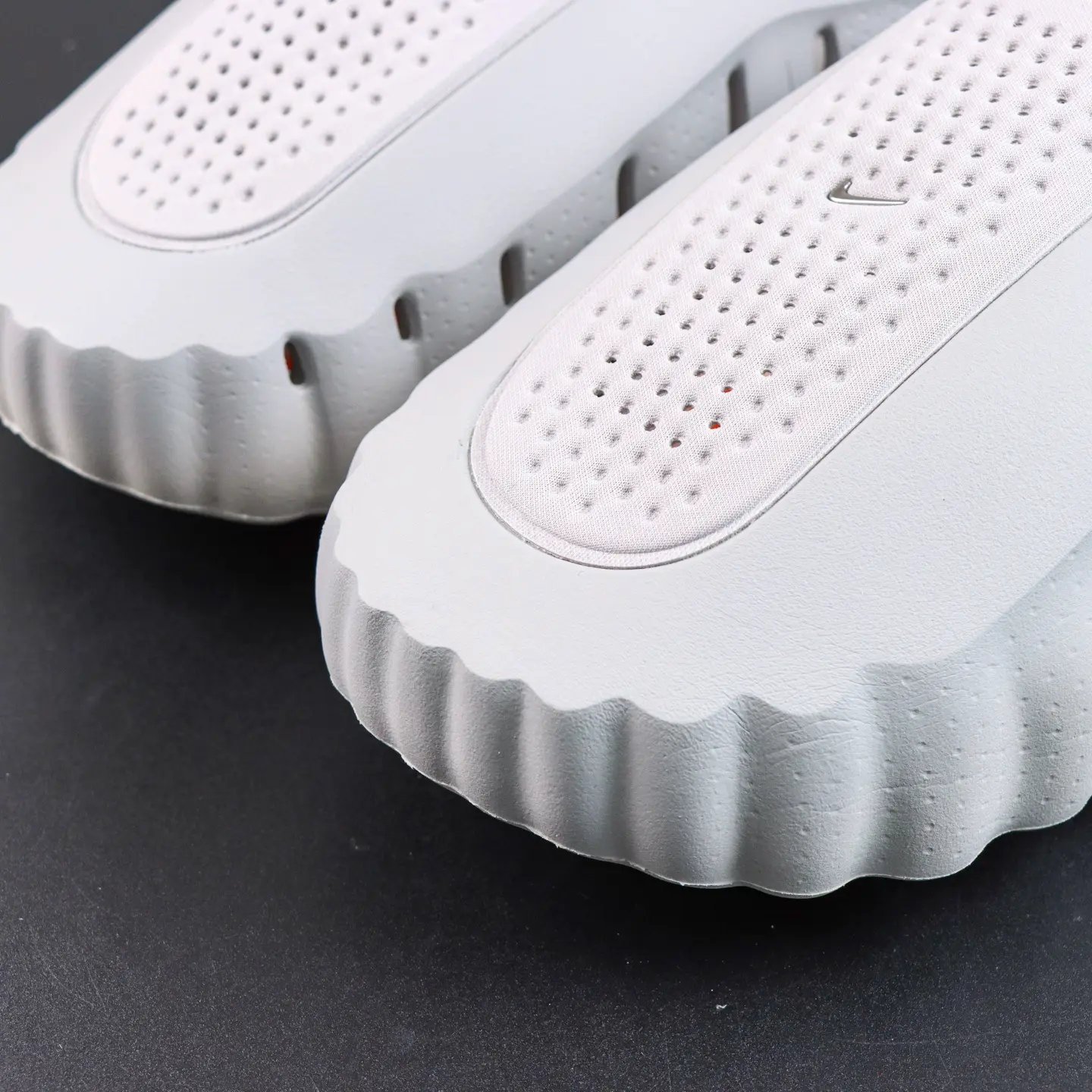 Mind 001 Neuroscience Fußmassage-Slipper, Chr0me H.earts Weiß & Grau – Bild 8