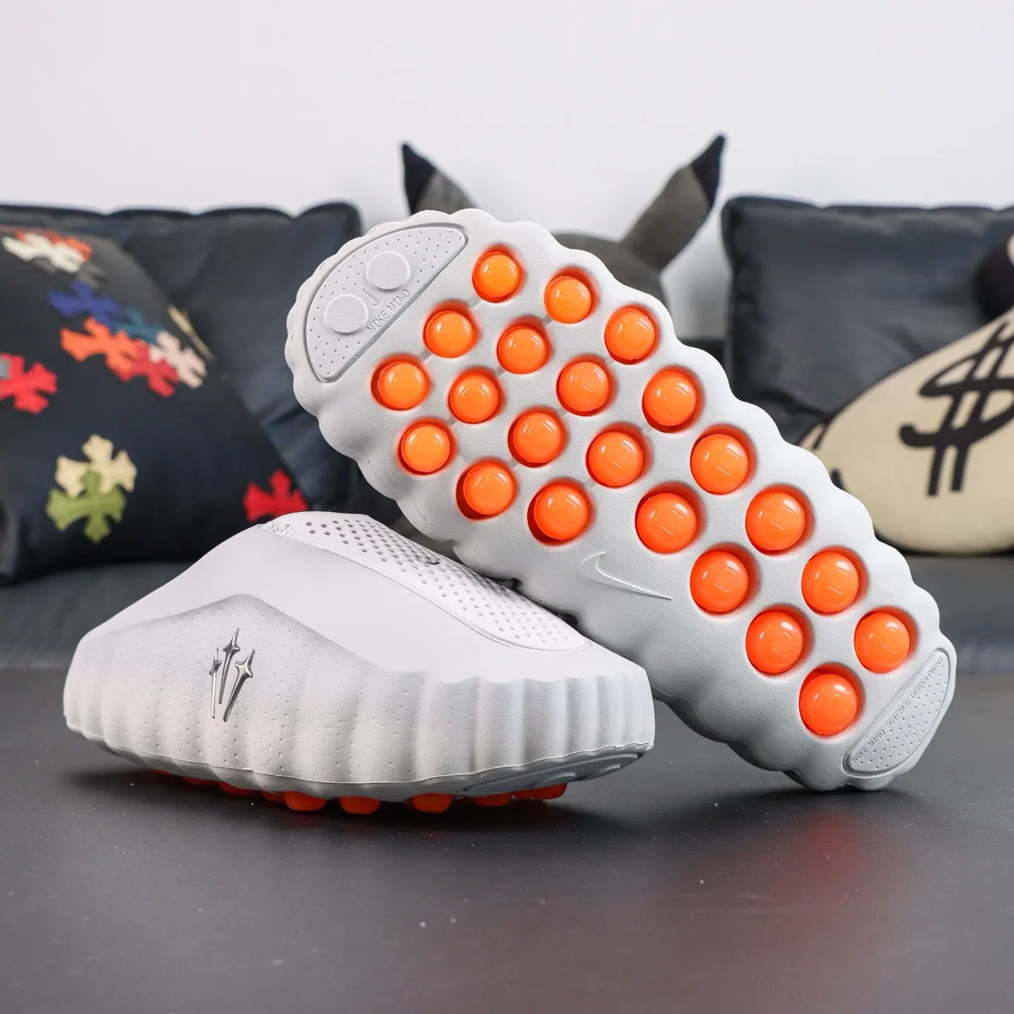 Mind 001 Neuroscience Fußmassage-Slipper, Chr0me H.earts Weiß & Grau – Bild 5