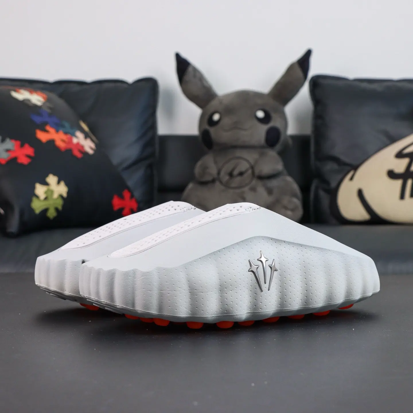 Mind 001 Neuroscience Fußmassage-Slipper, Chr0me H.earts Weiß & Grau – Bild 15