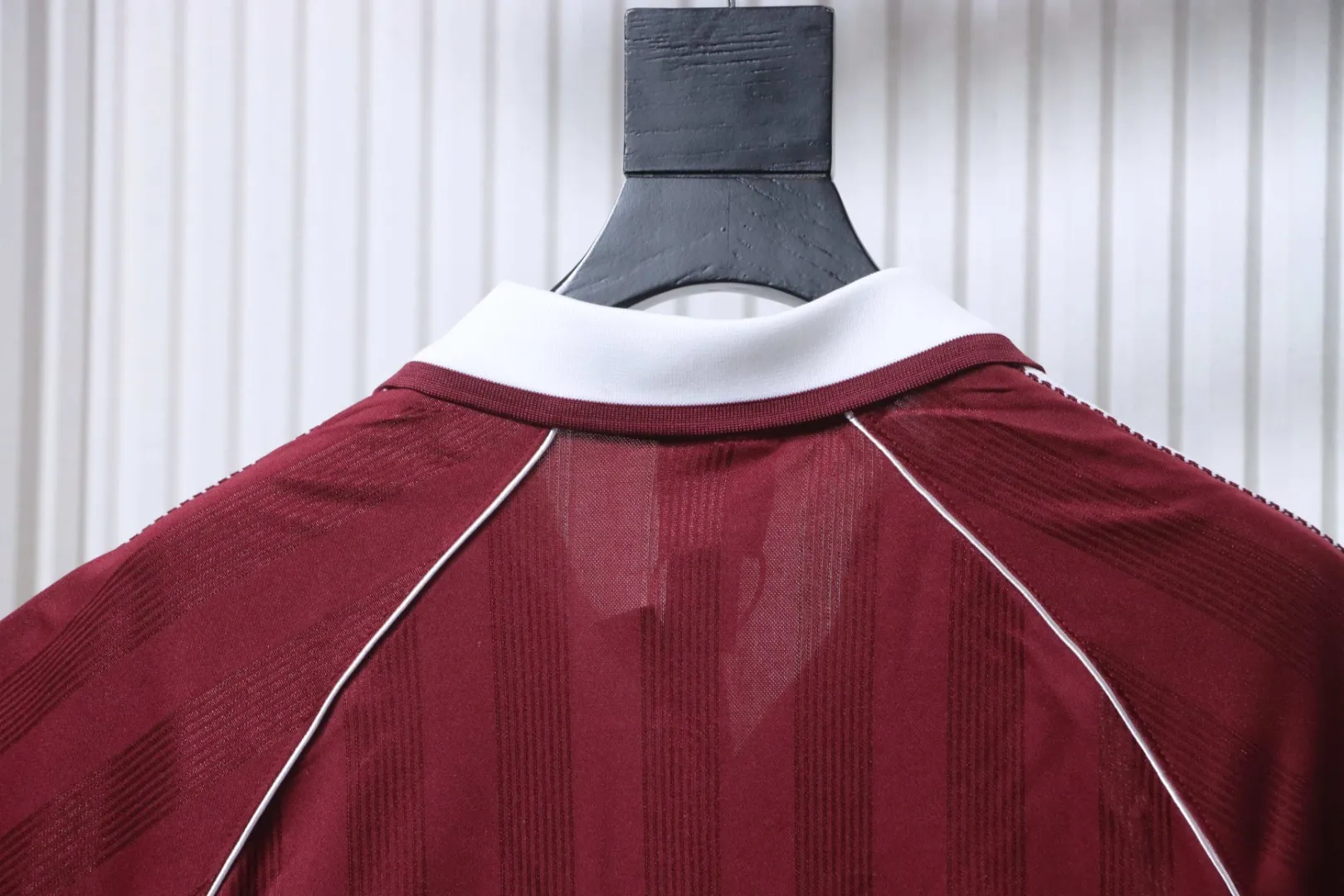 Adidas Kragen hinten