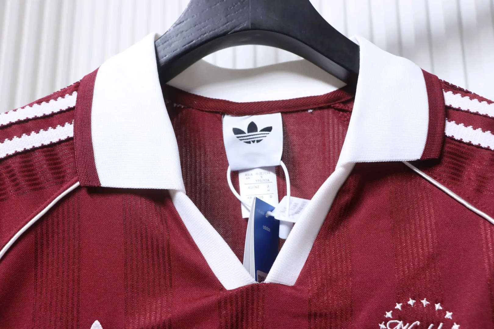 Adidas V-Ausschnitt