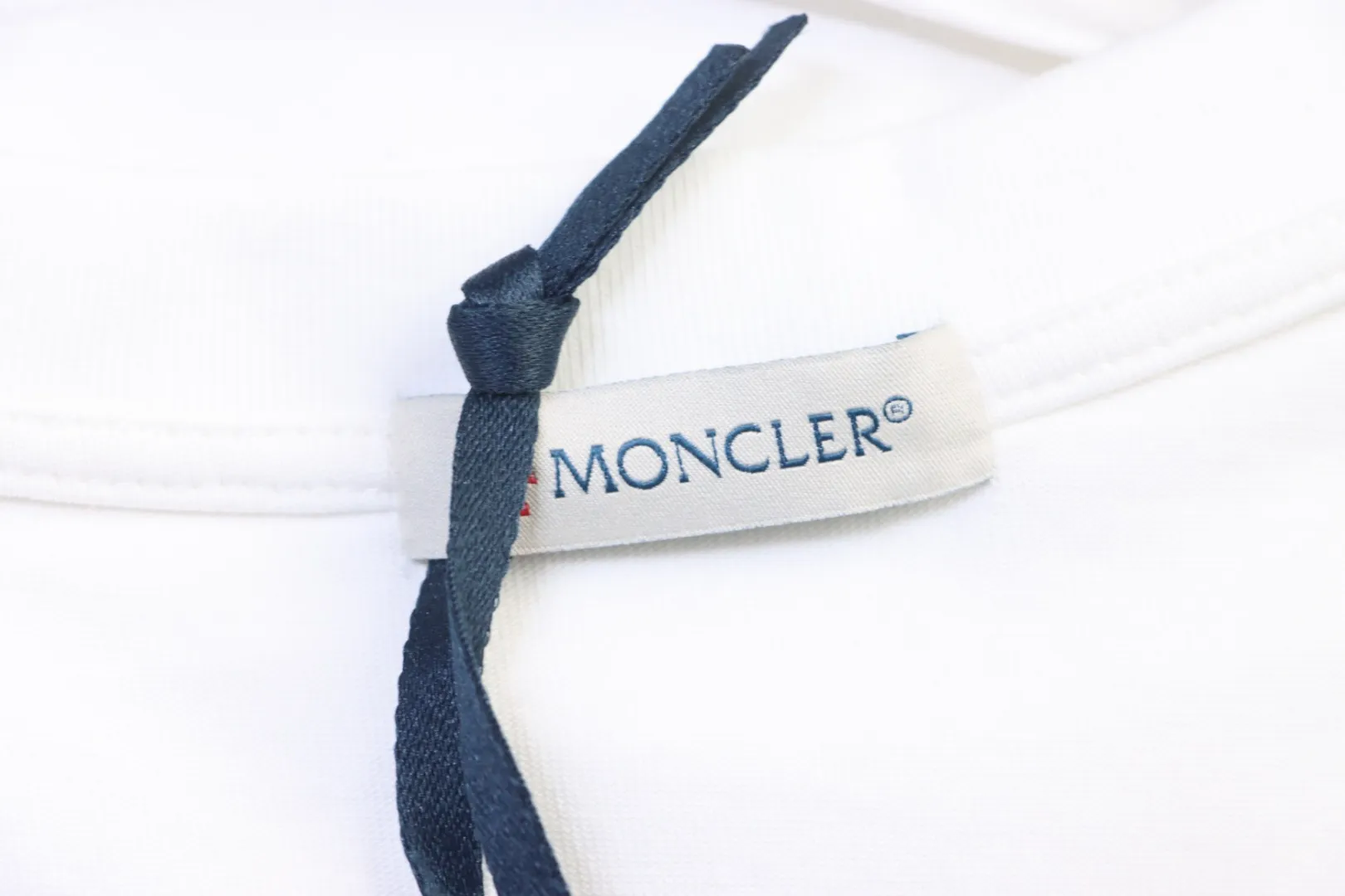 Moncler-Markenetikett
