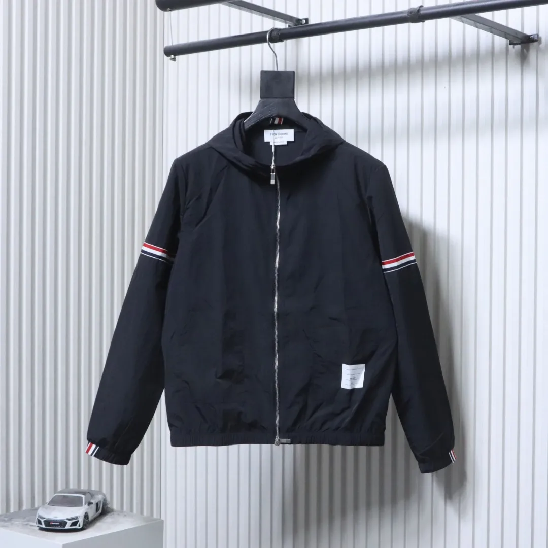 THOM BROWNE Vorderansicht Schwarz