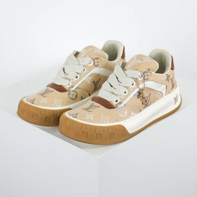 Tilted Biscuit Schuhe – Milchtee-Farbverlauf-Monogramm-Stil