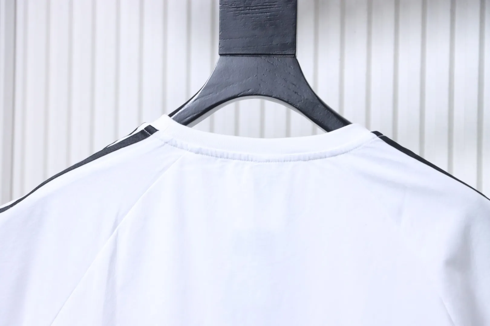 Adidas Kragen hinten