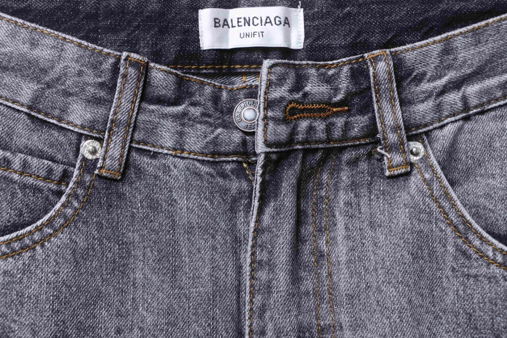 Balenciaga-Knopf