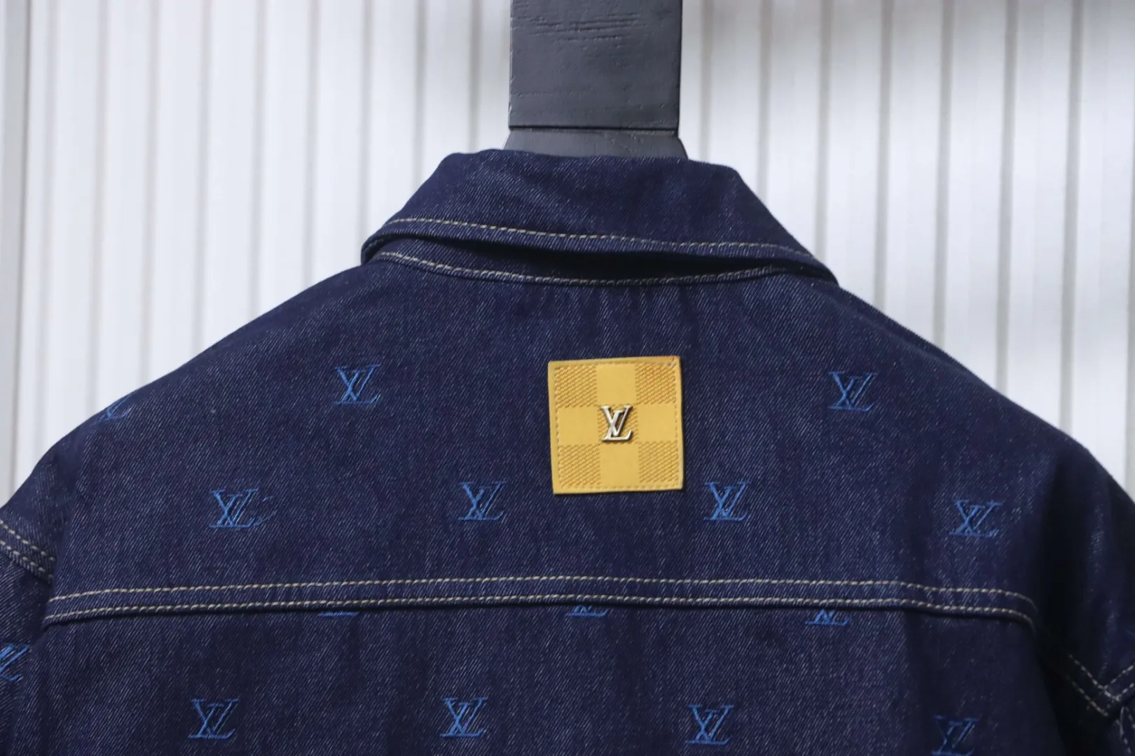 Louis Vuitton Kragen hinten