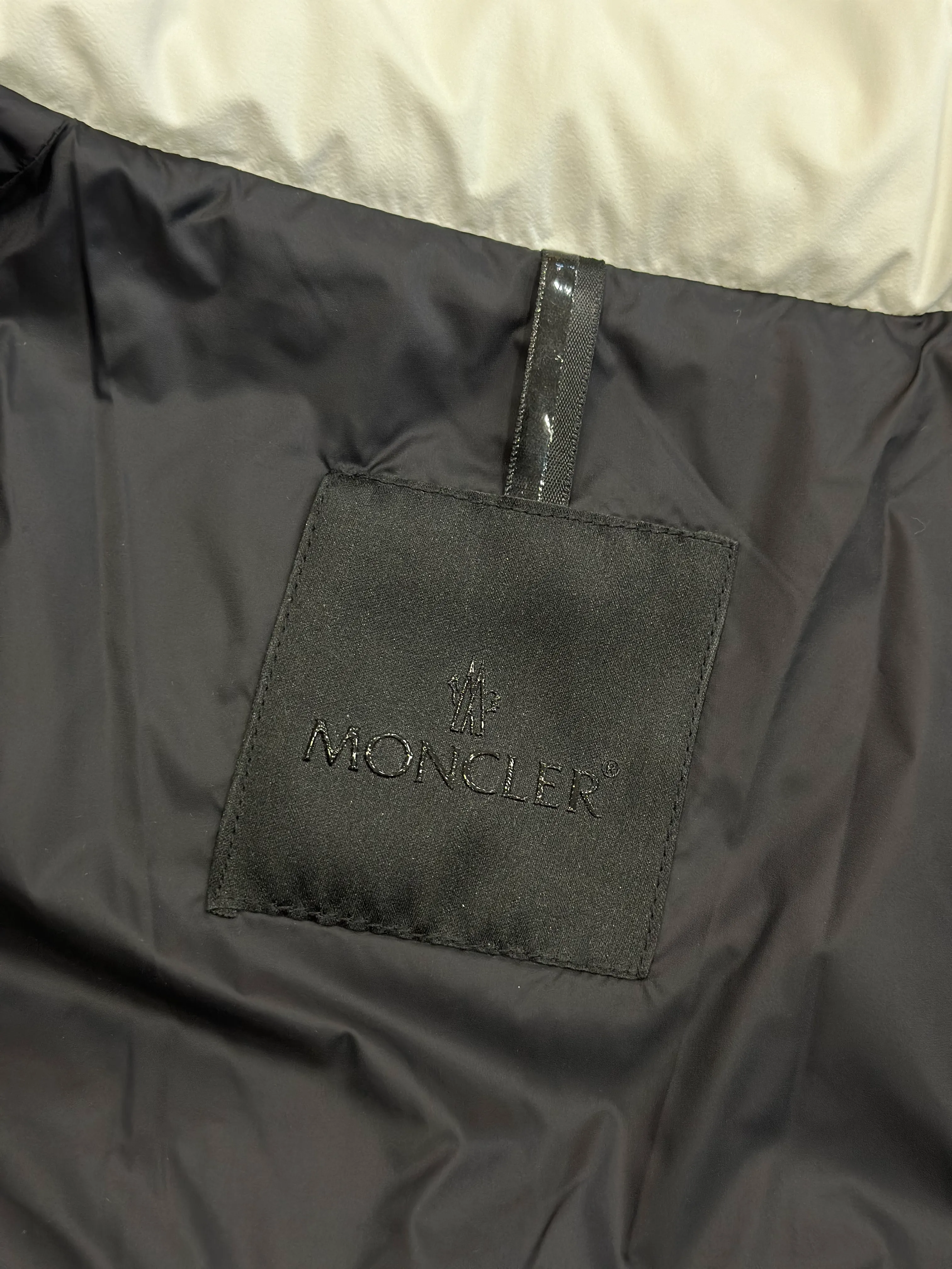 Moncler-Markenetikett