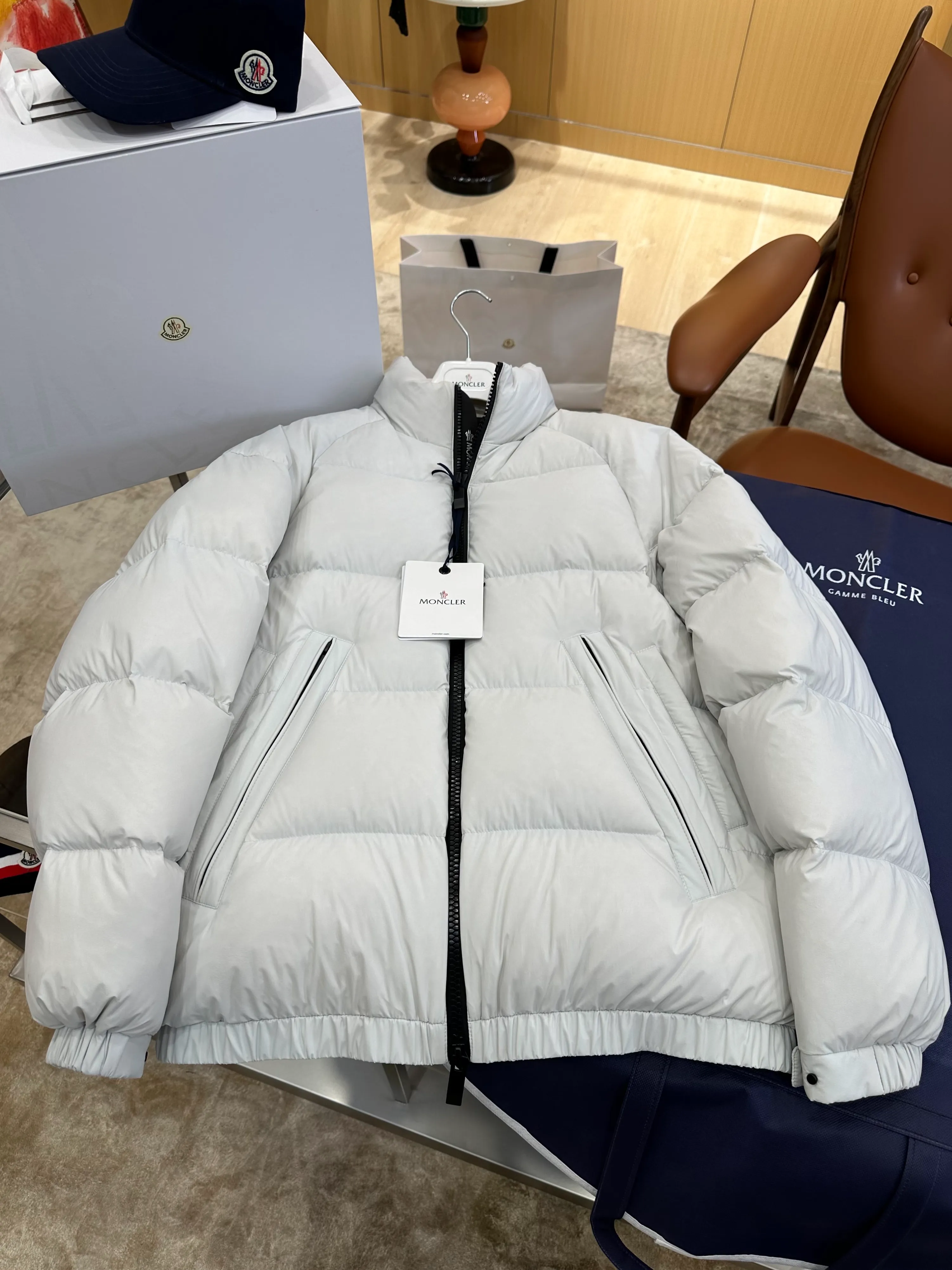 Moncler Vorderansicht horizontal