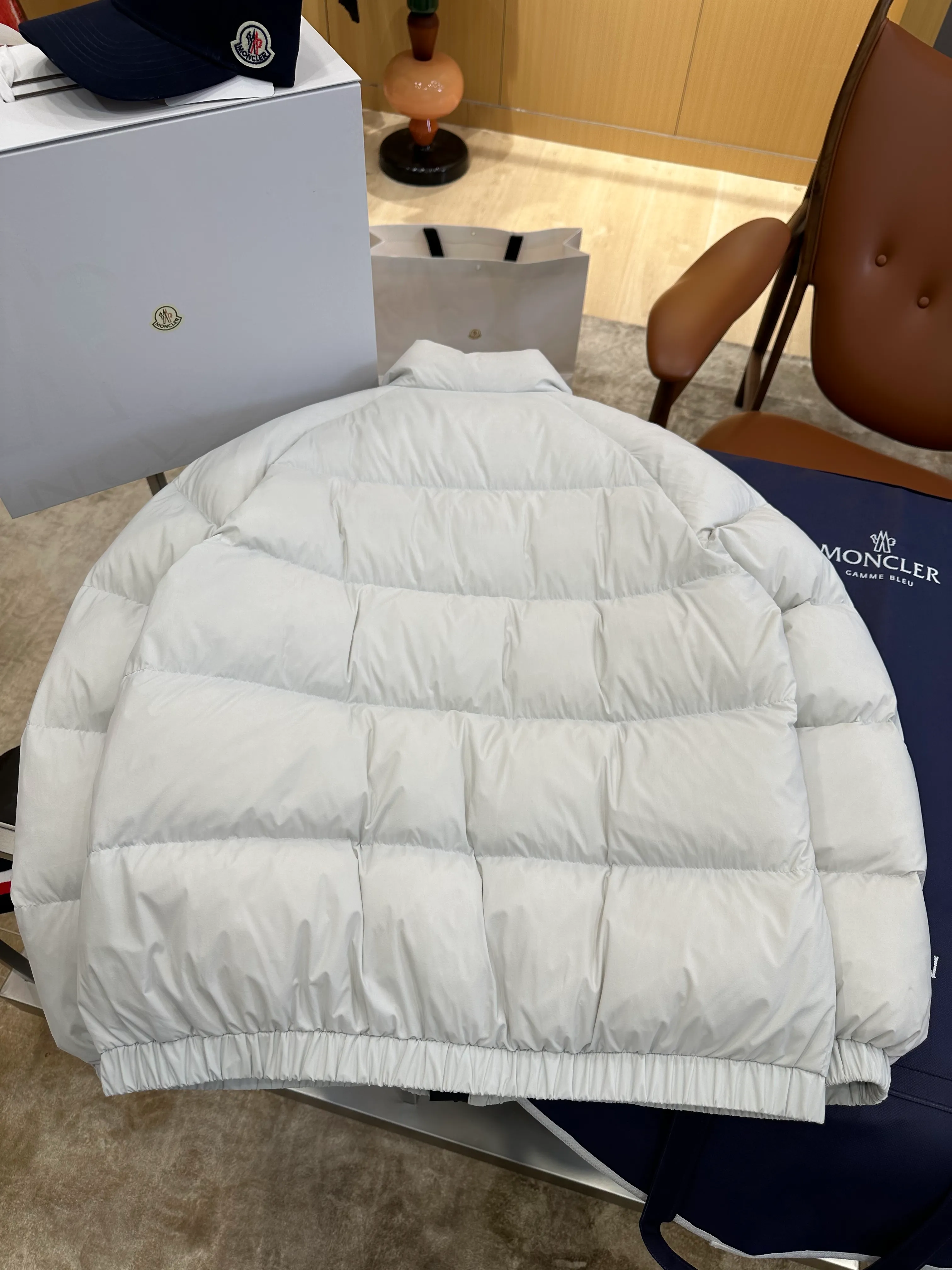 Moncler Rückansicht Horizontal