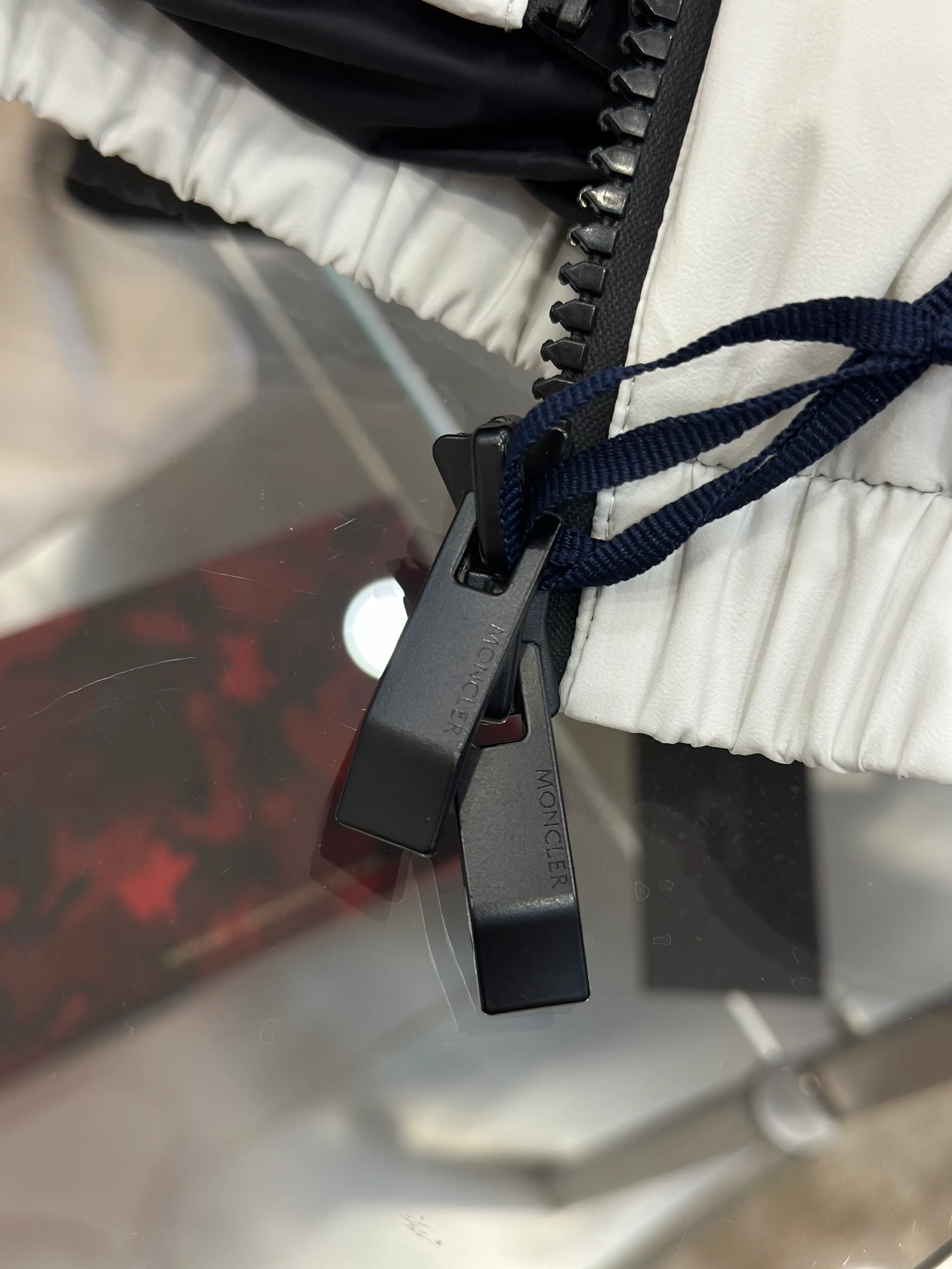 Moncler-Reißverschluss