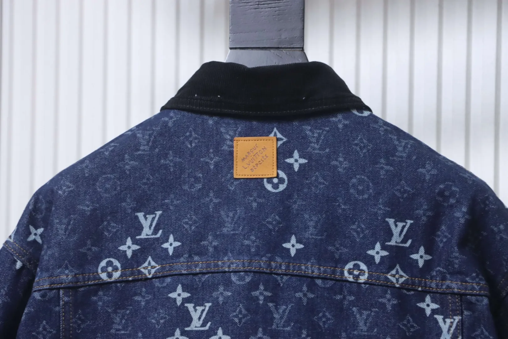 Louis Vuitton Kragen hinten