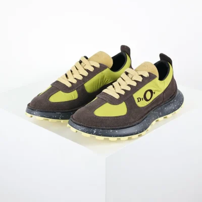 Freizeitschuhe aus Wildleder in Hellbraun mit Stickerei und runder Schuhspitze