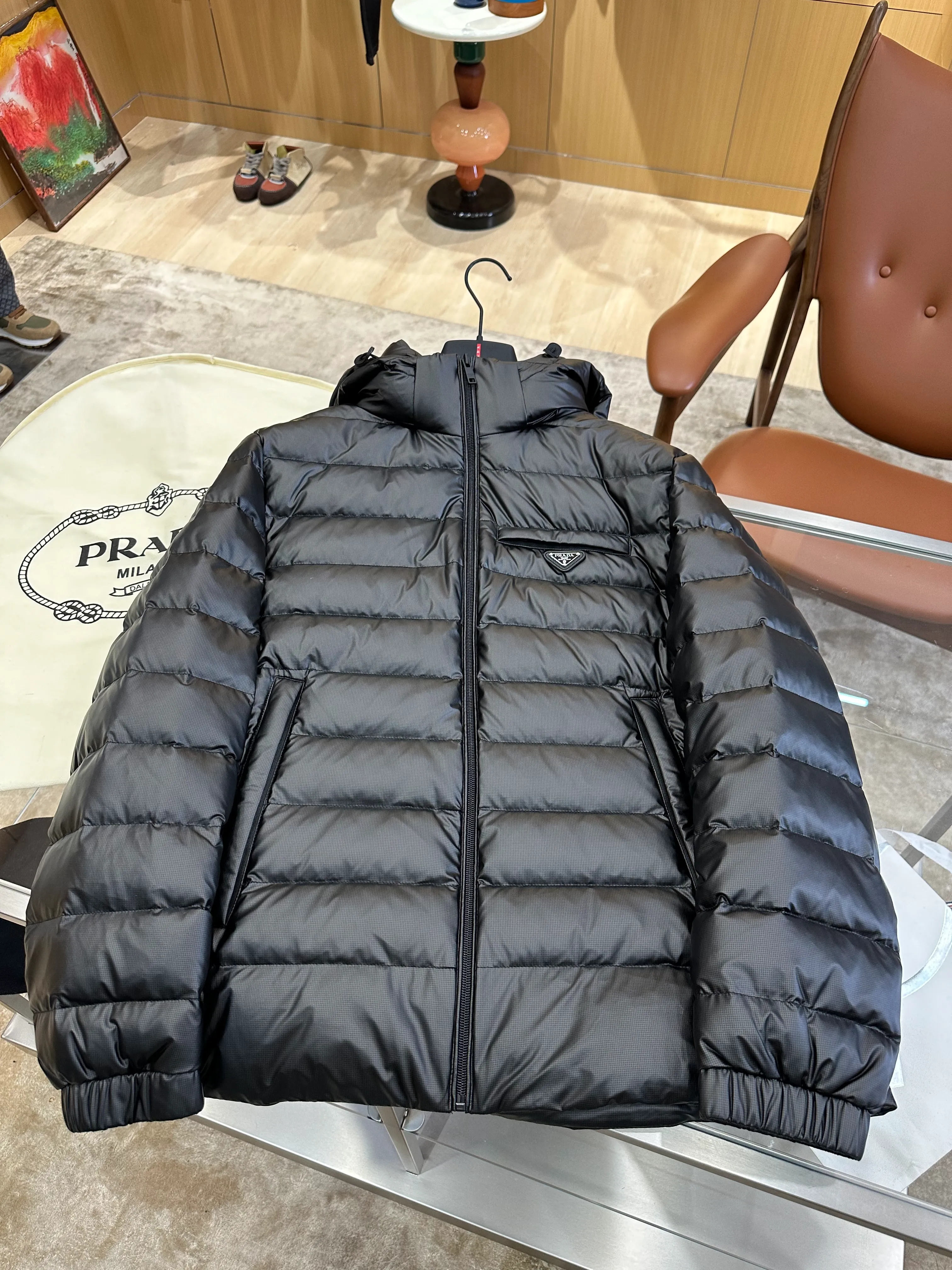 Prada – Vorderansicht horizontal
