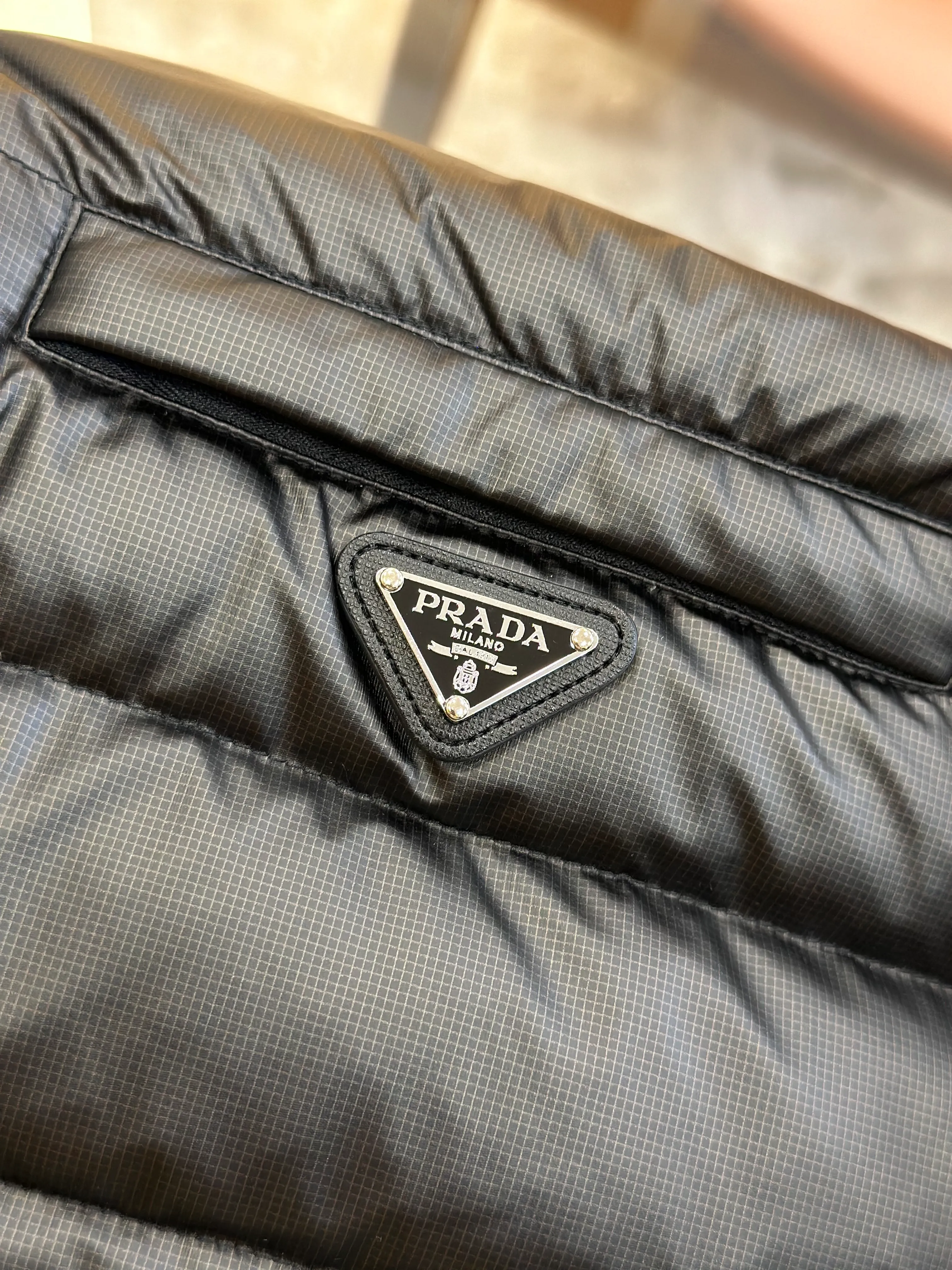 Prada – Dreieckslogo