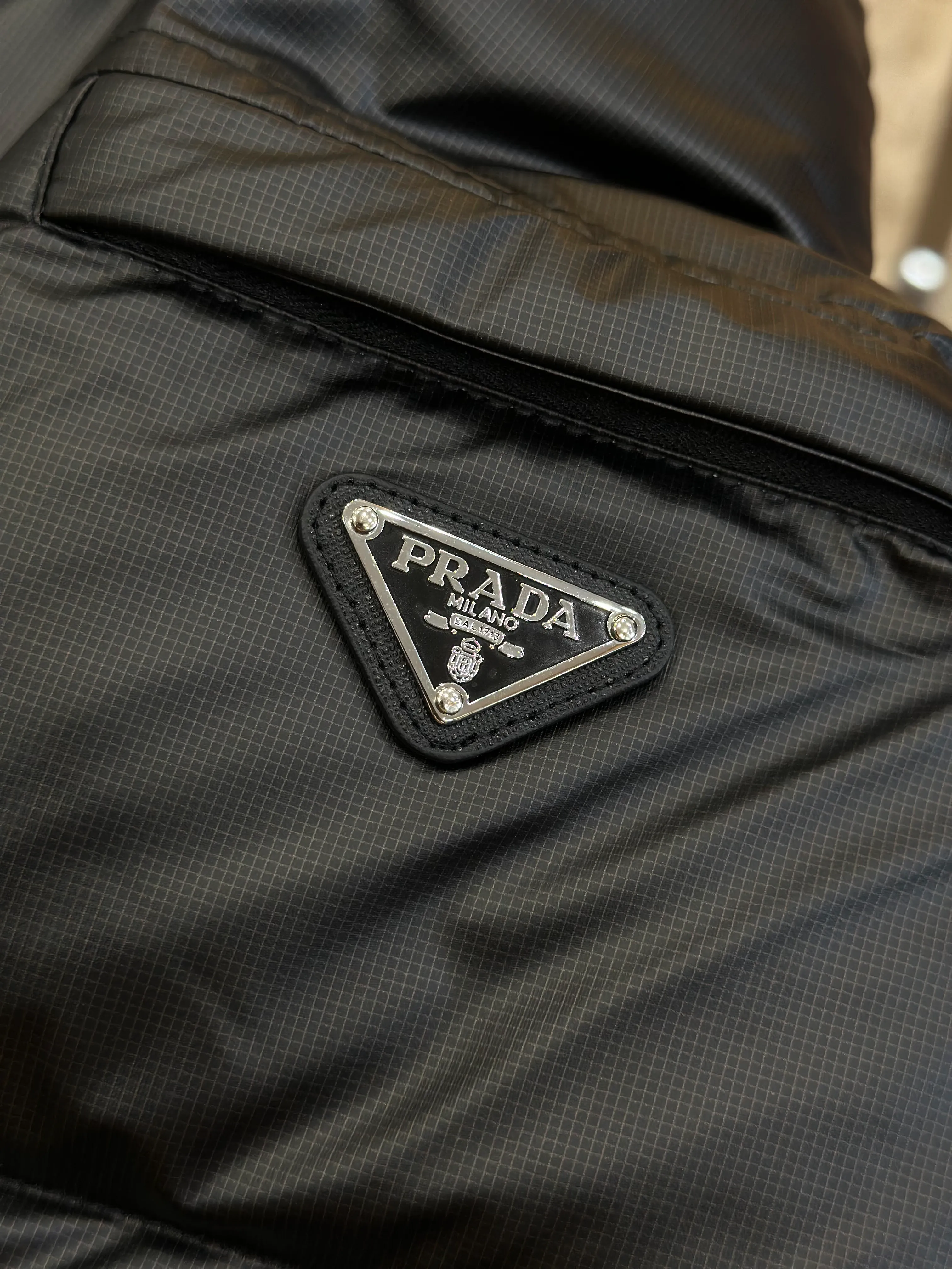 Prada – Dreieckslogo