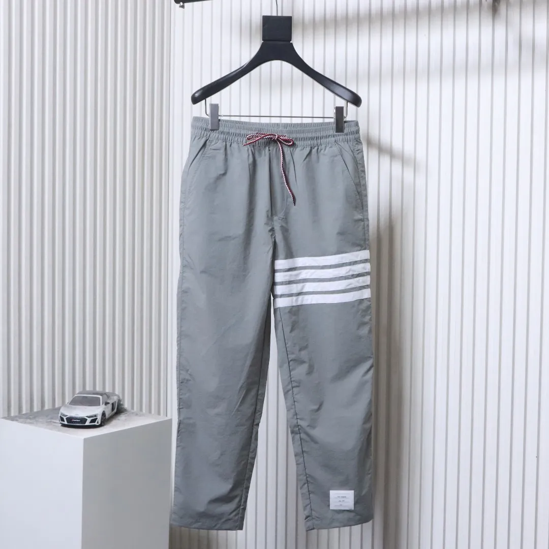 Thom Browne Rückansicht Grau