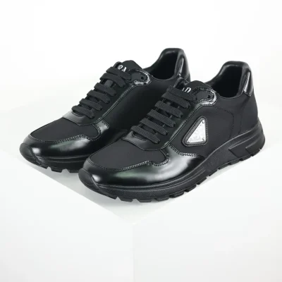 Re-Nylon Prax Freizeitschuhe aus Wildleder, reines schwarzes Leder mit silbernem Label