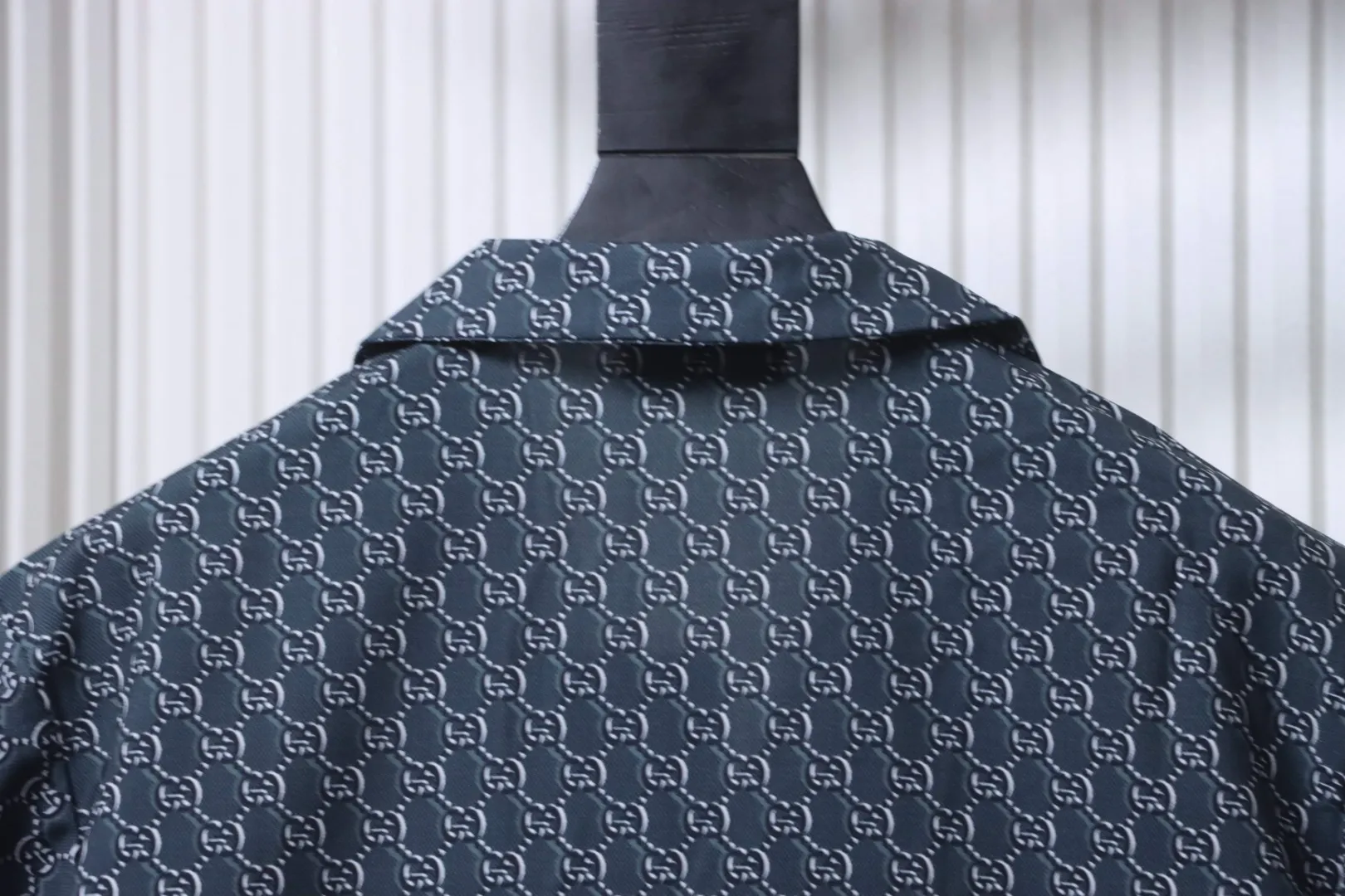 Gucci-Kragen hinten