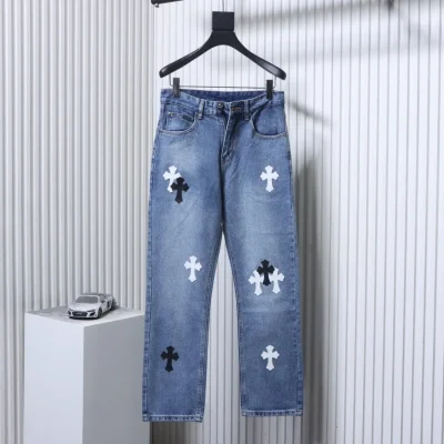 Chrome Hearts Vorderansicht mit weißem und schwarzem Logo
