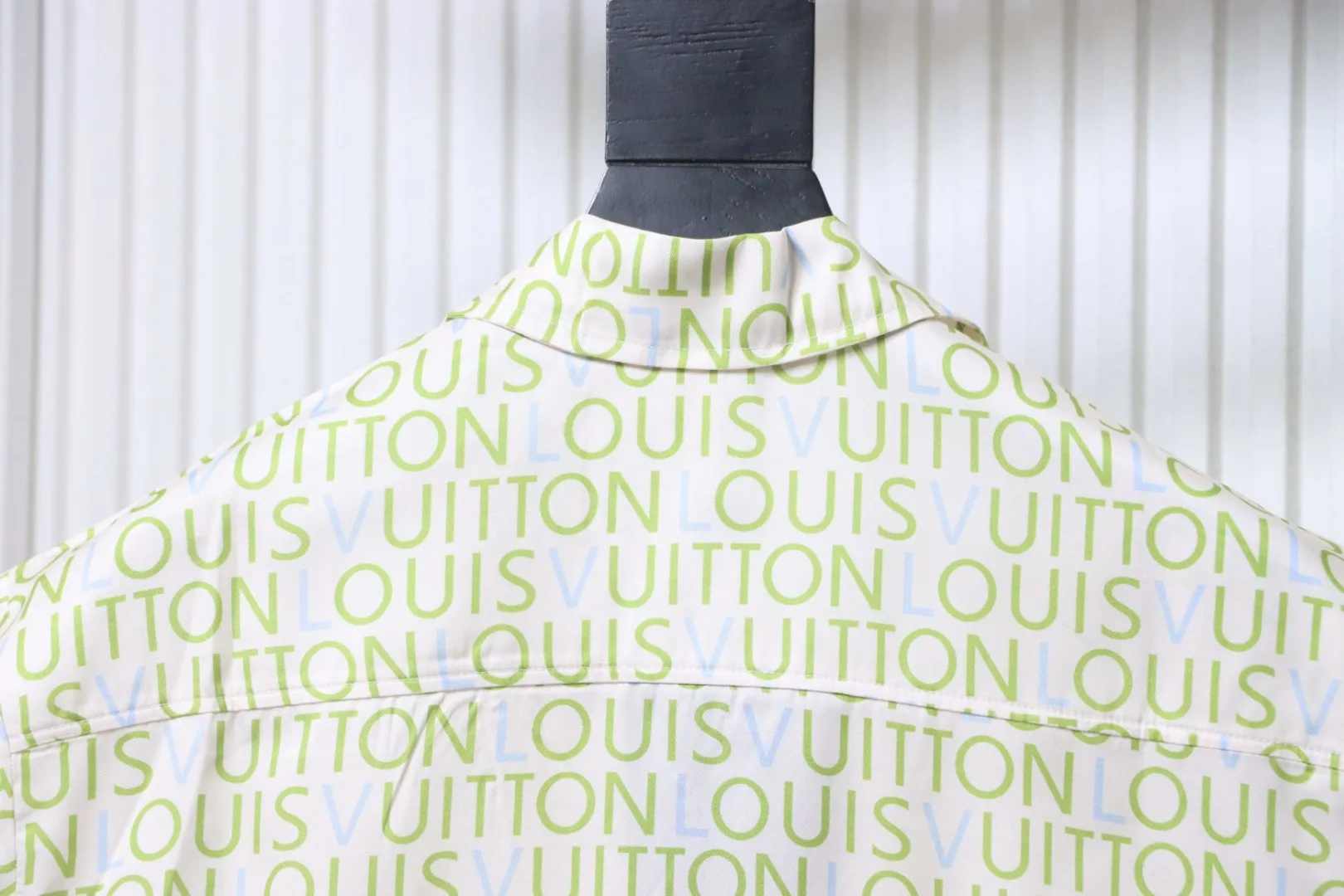Louis Vuitton Kragen hinten