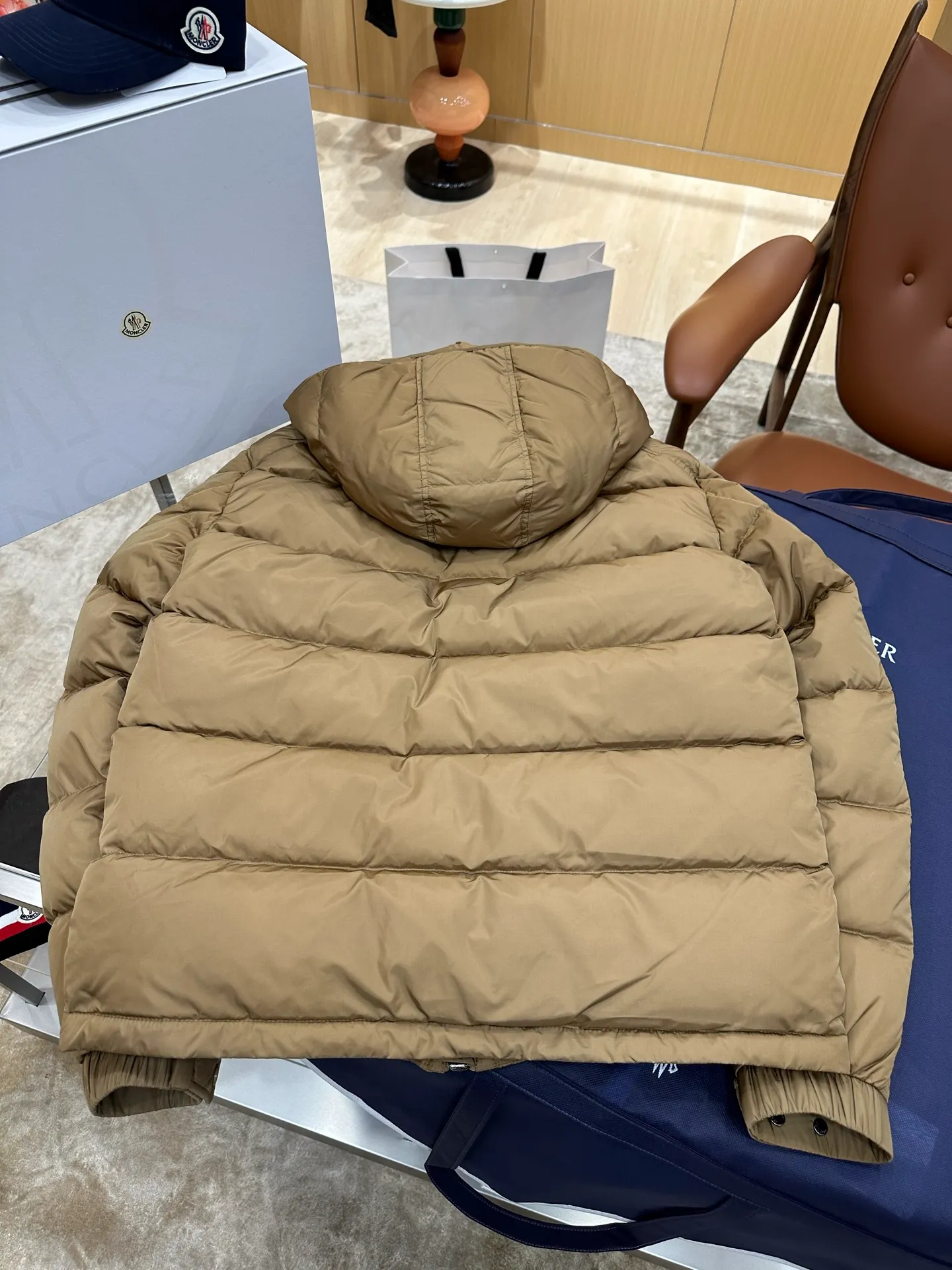 Moncler Draufsicht von hinten