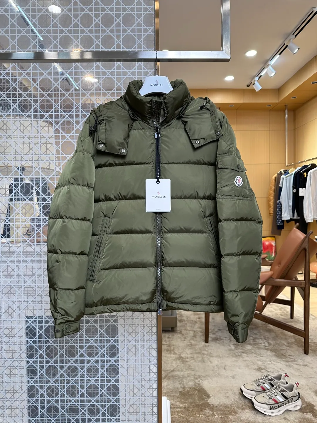 Moncler Vorderansicht Armeegrün