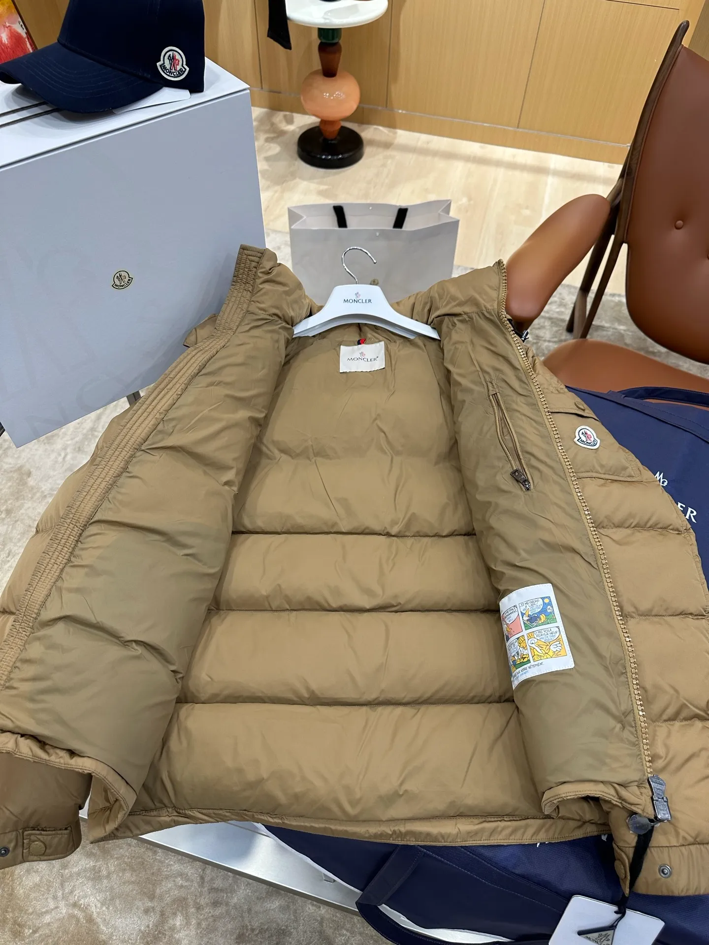 Moncler Ansicht öffnen