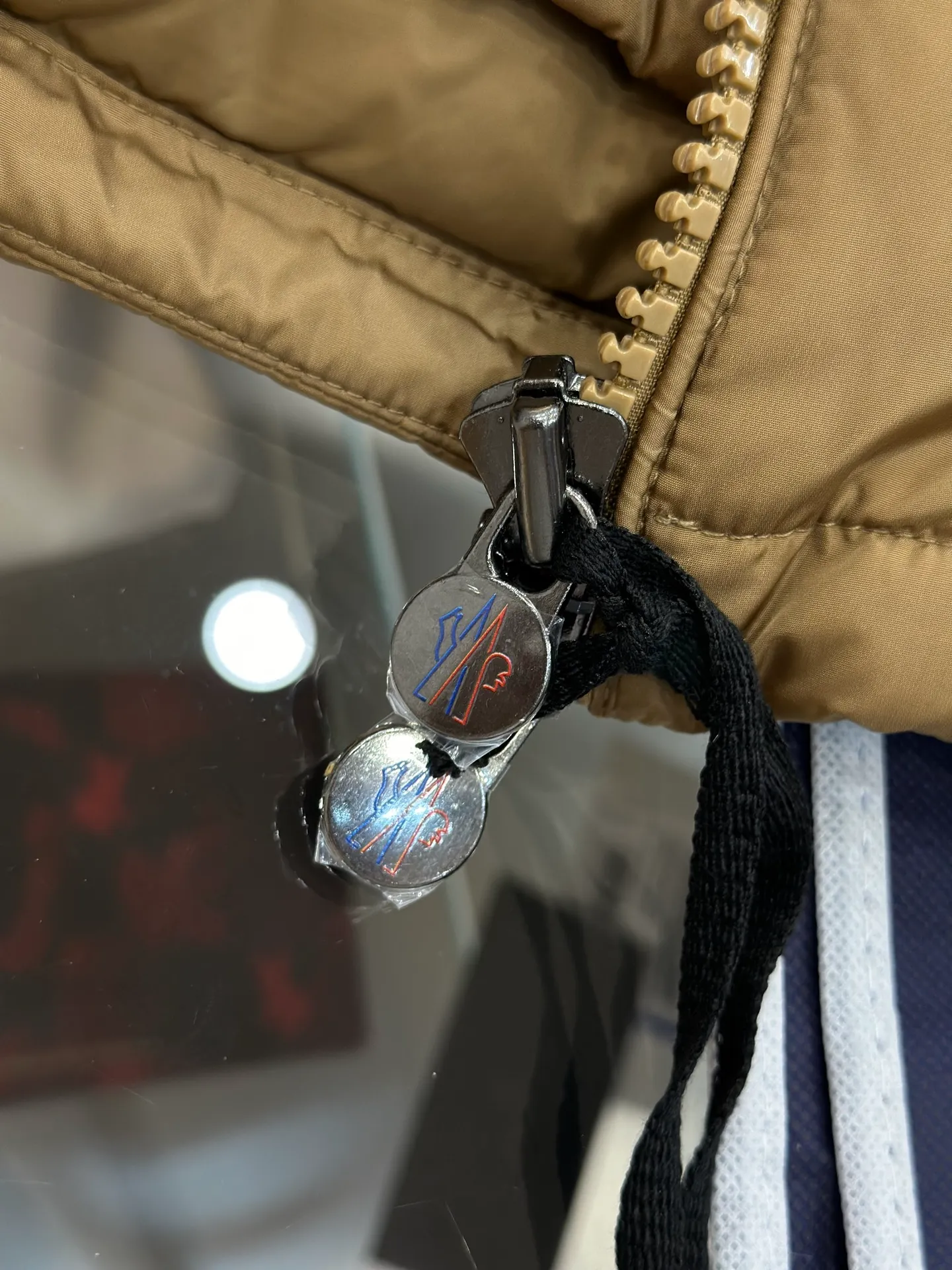 Moncler-Reißverschluss