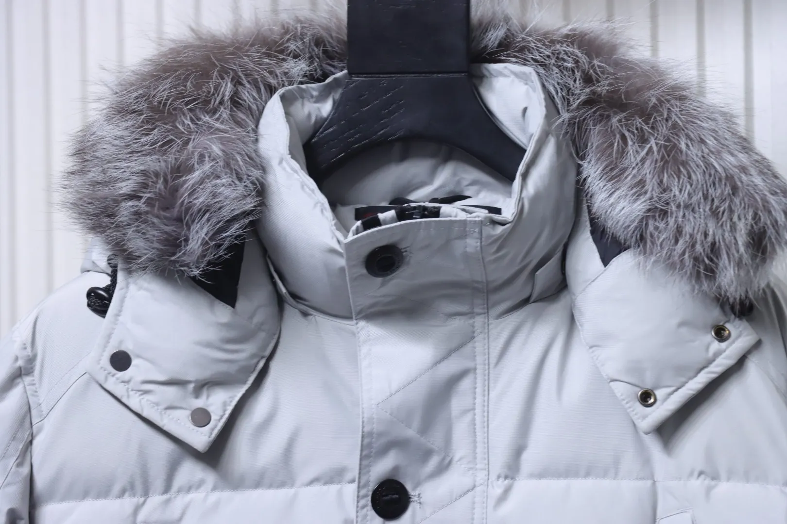 Moose Knuckles Details zur Kapuze mit Pelzbesatz